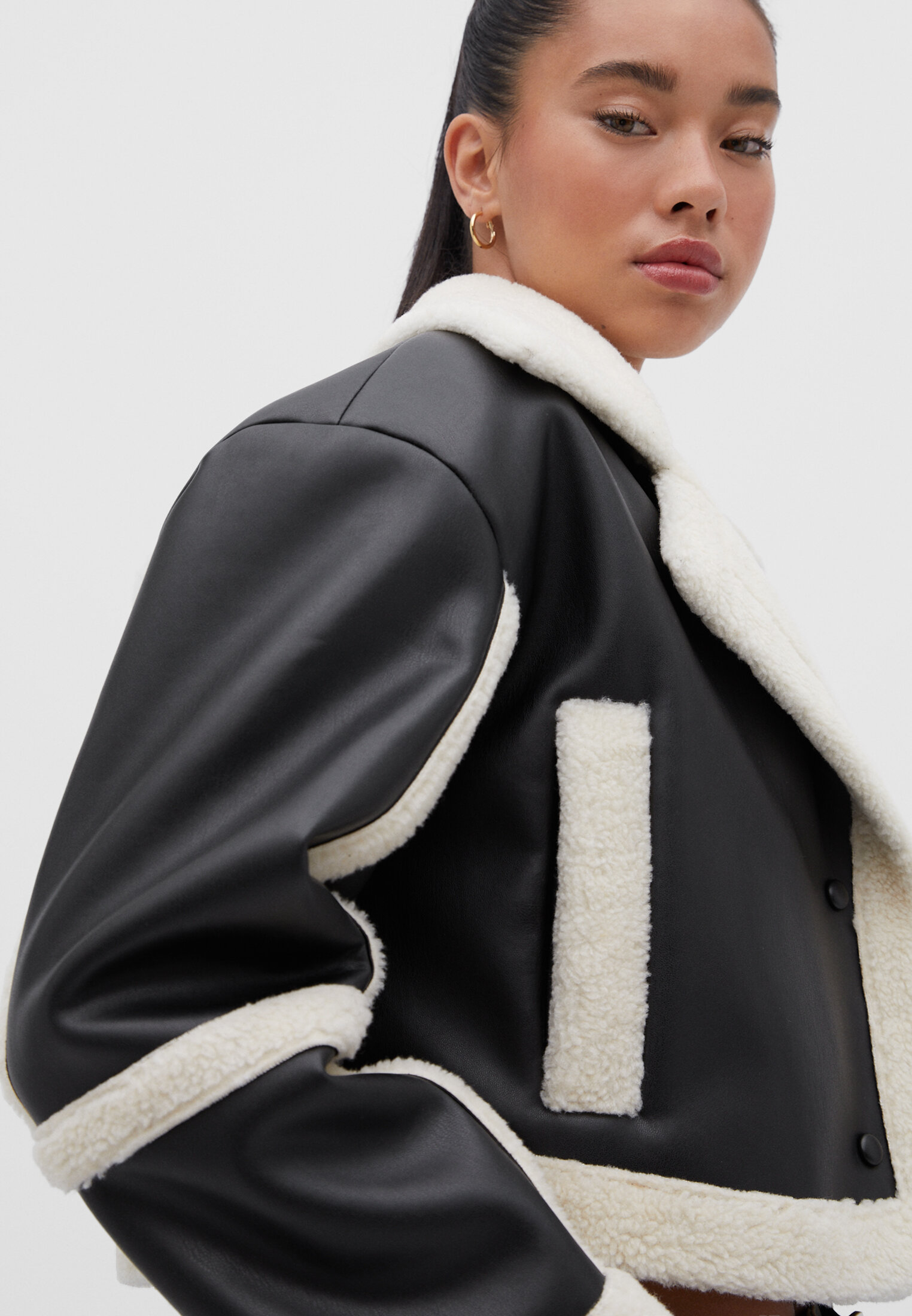 Jaqueta cropped dupla face com detalhe cruzado