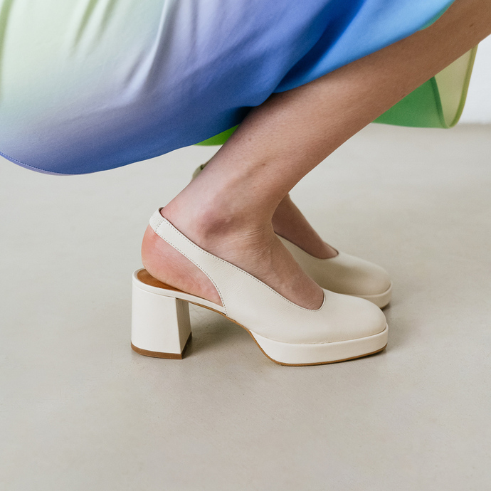 Escarpins à talons et bouts carrés  en cuir vieilli écru