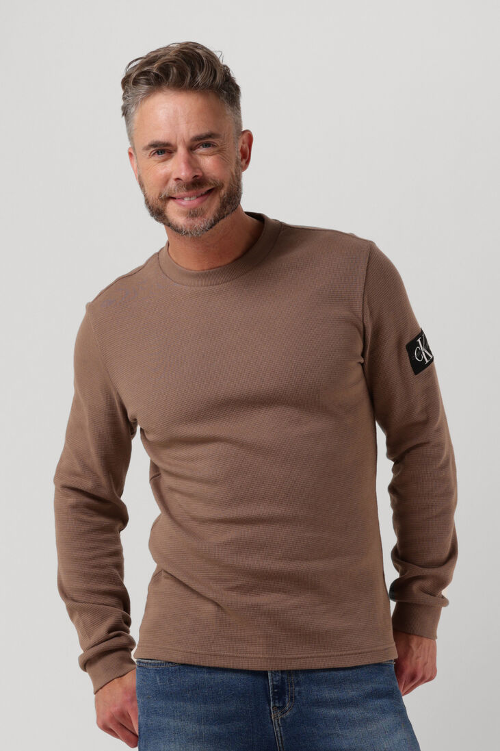 CALVIN KLEIN bruine calvin klein sweater monologo badge waffle ls tee