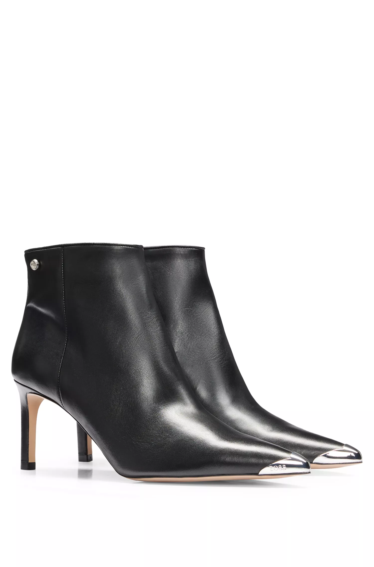 Botas BOSS de couro napa preto com salto e biqueira de metal.