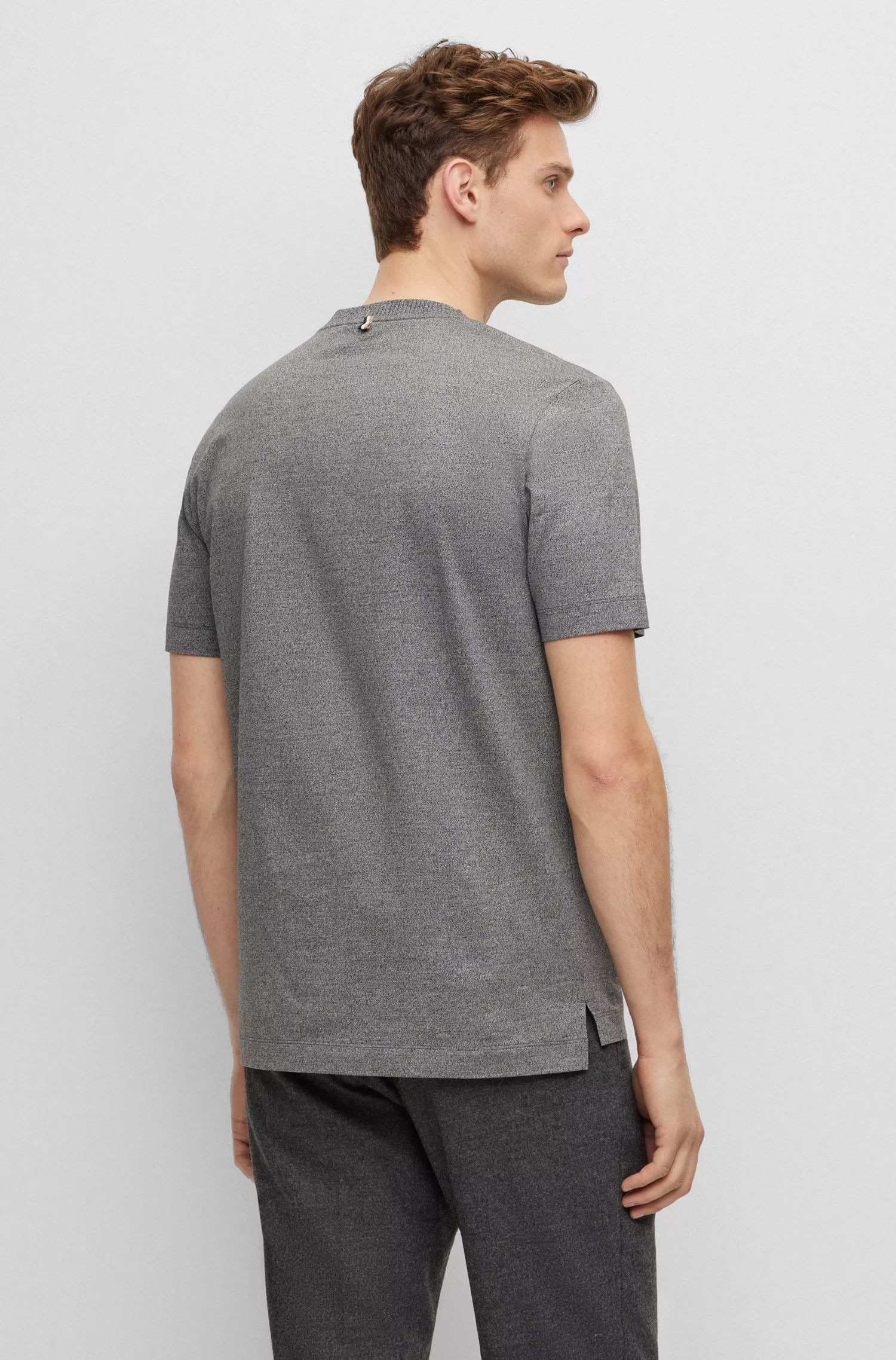 Camiseta BOSS preta de corte regular em algodão mouliné mercerizado.