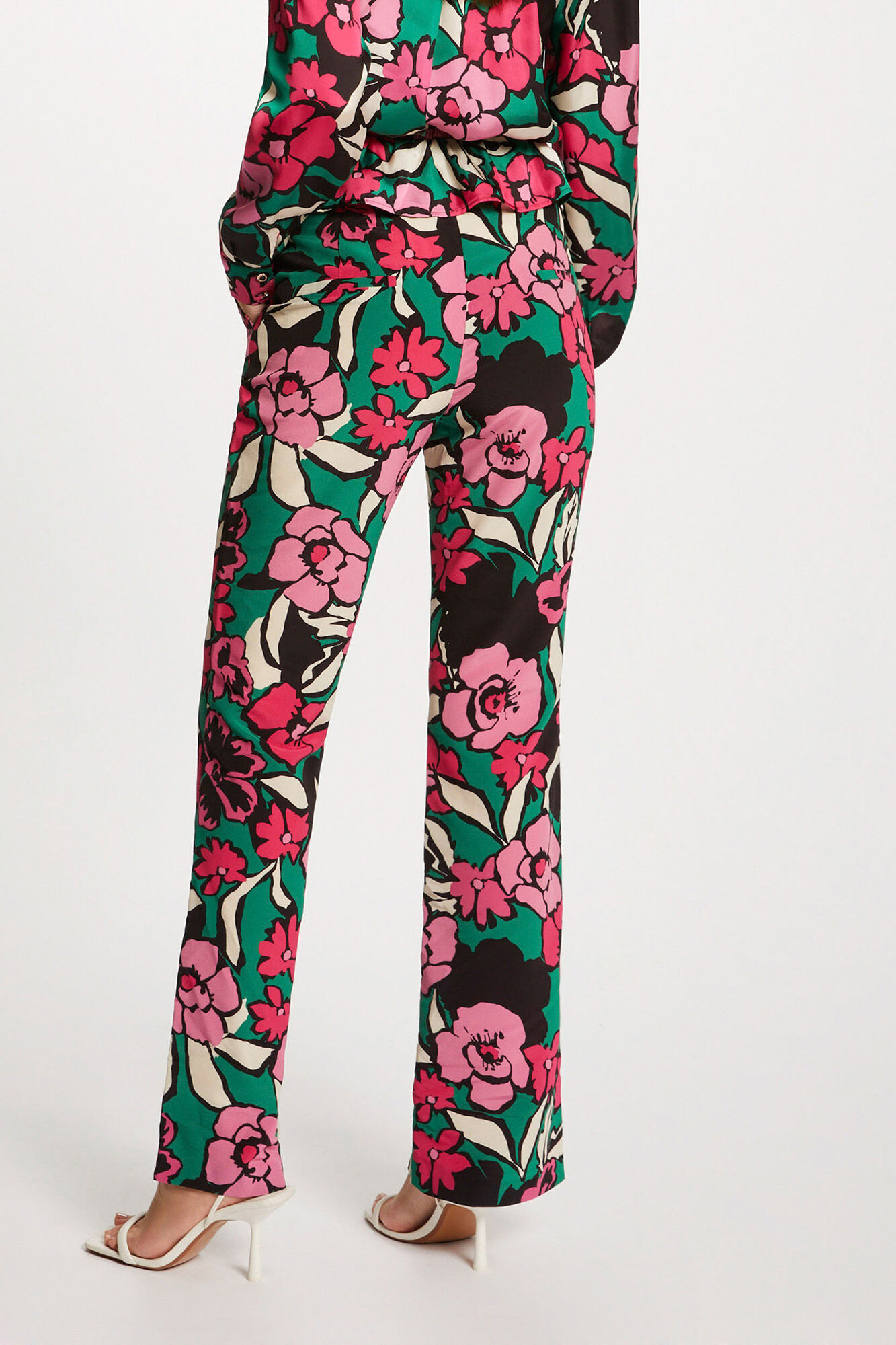 Calça reta com estampa floral - Multicolorida