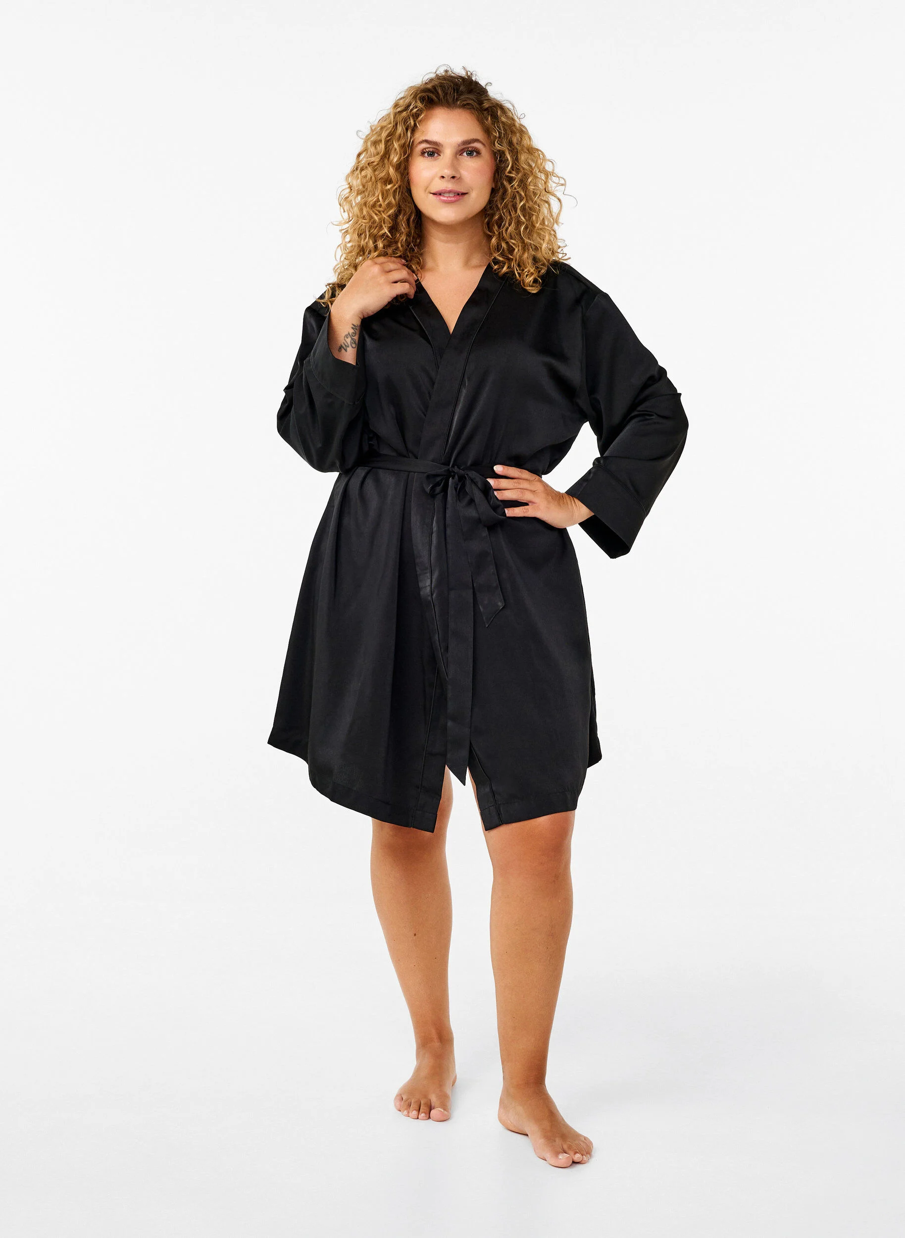 Satin kimono med bælte