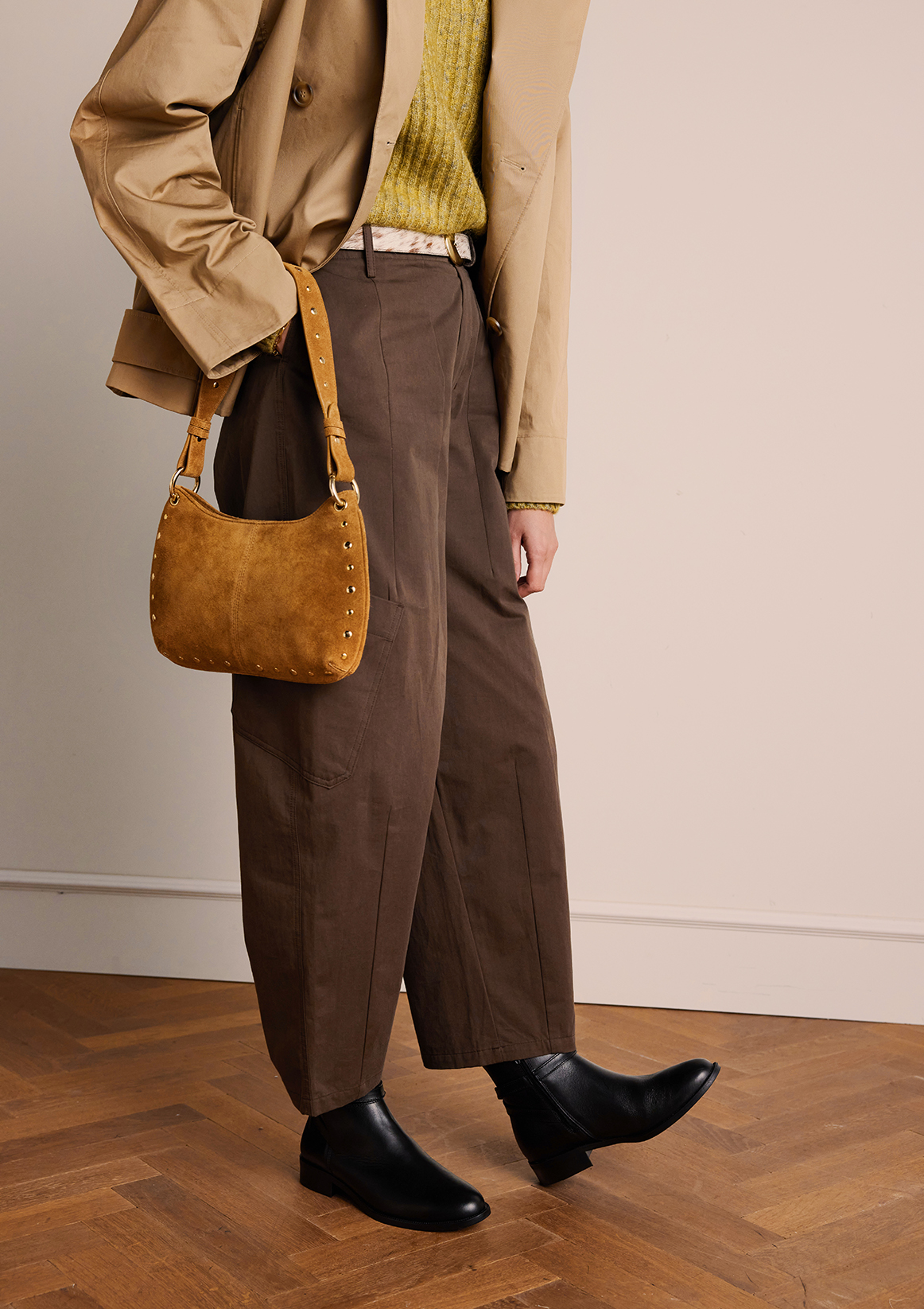 Cognac suède schoudertasje met gouden studs