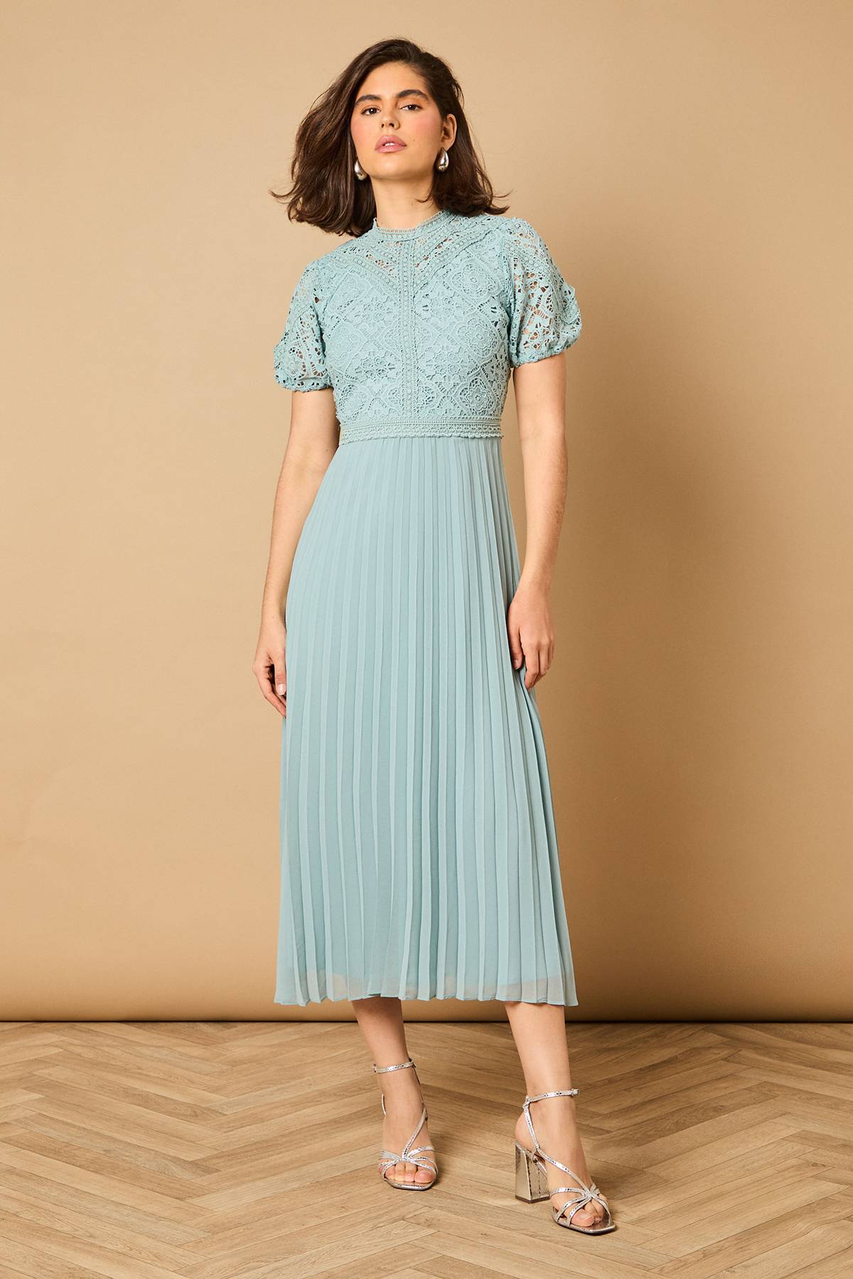 Oasis Robe Mi-Longue Plissée à Manches Bouffantes en Dentelle