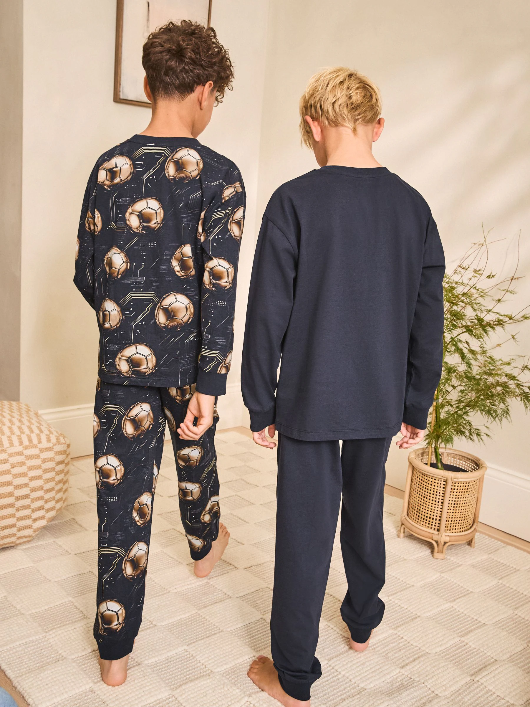 Zwart met goudkleurige voetbal - Verpakking van 2 pyjama's met lange mouwen (3-16 jr)