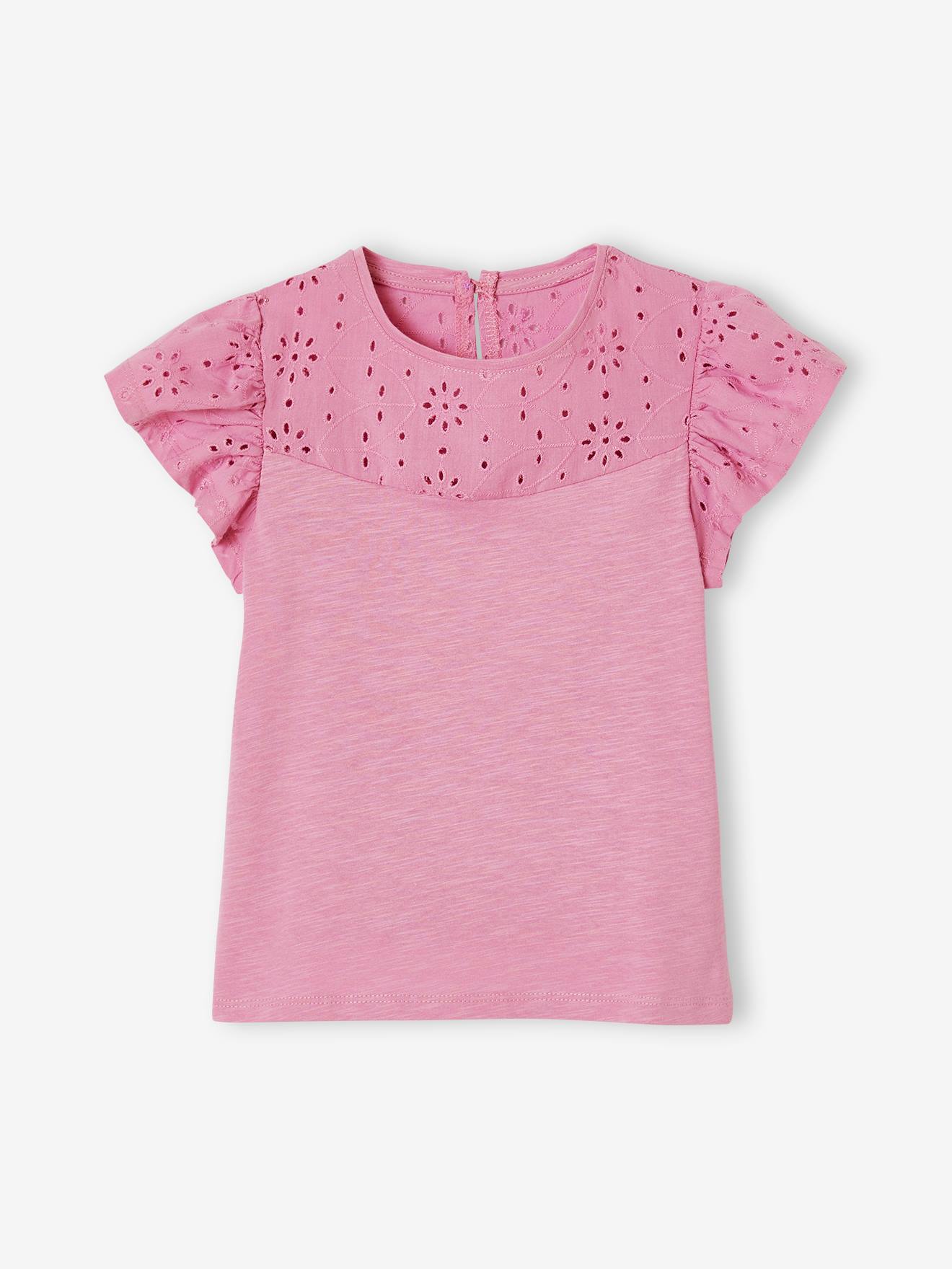 Camiseta feminina com bordado inglês e mangas lisas verde-claras com babados.