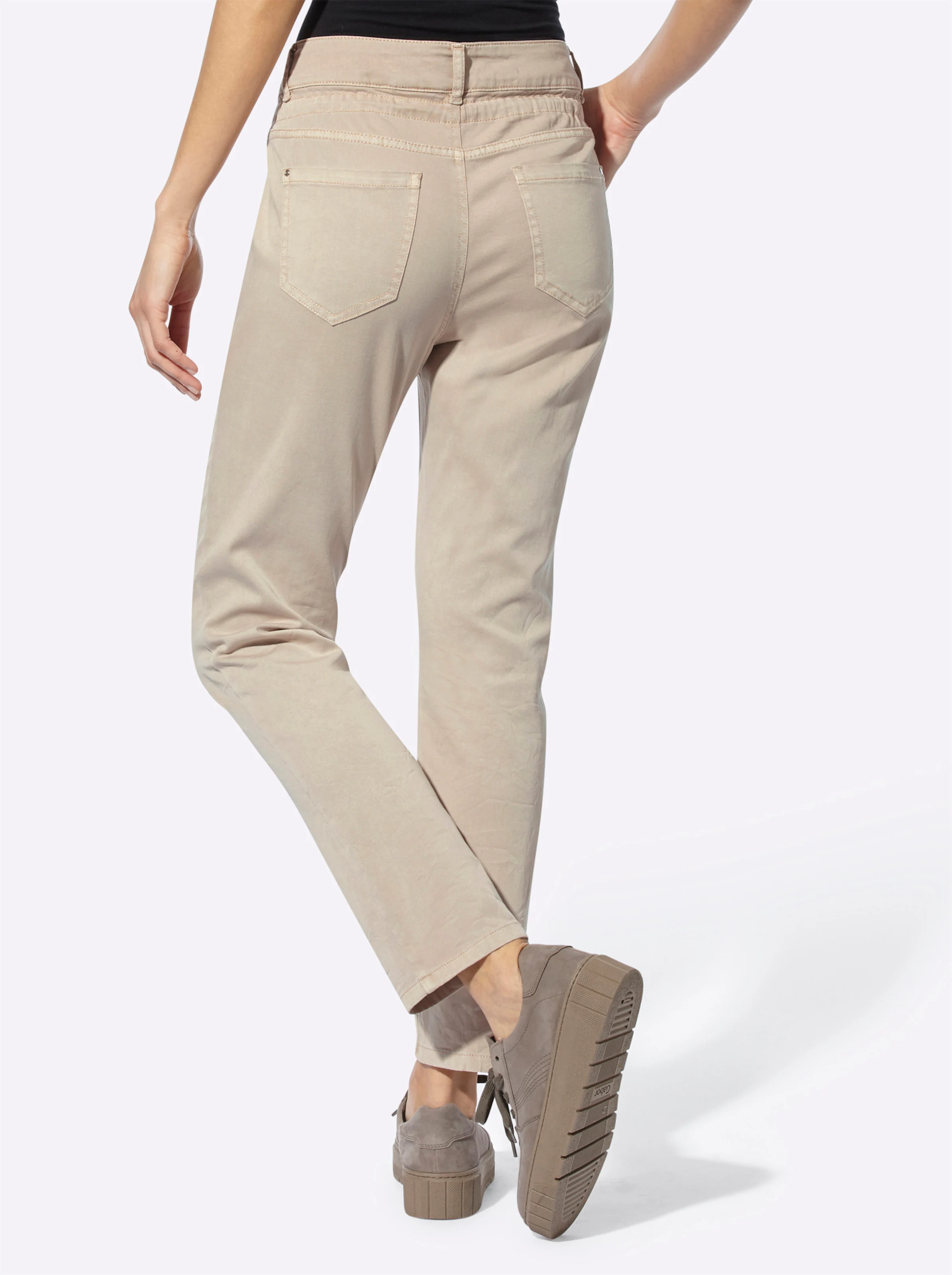 heine Hose in sand