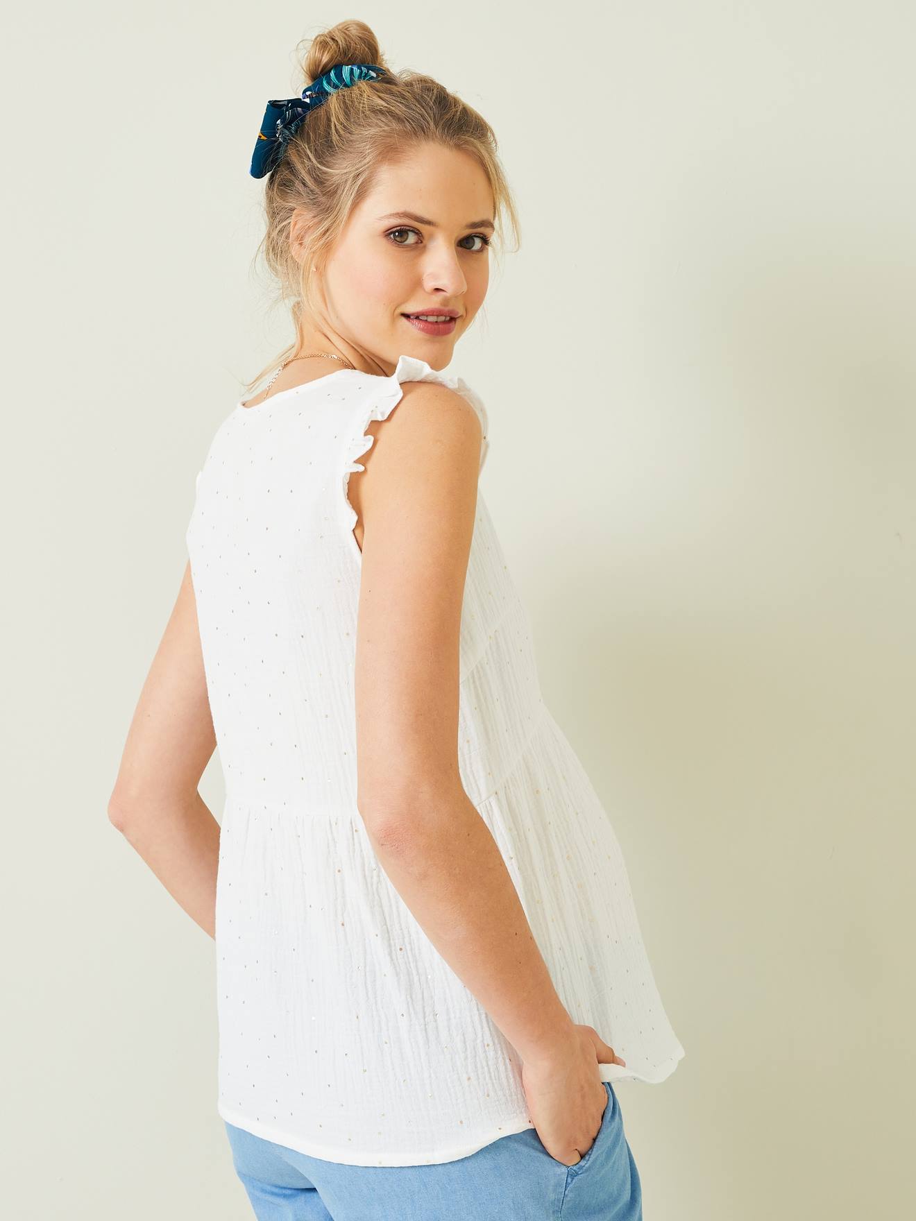 Blusa de maternidade e amamentação em chiffon de algodão branco claro com estampa.
