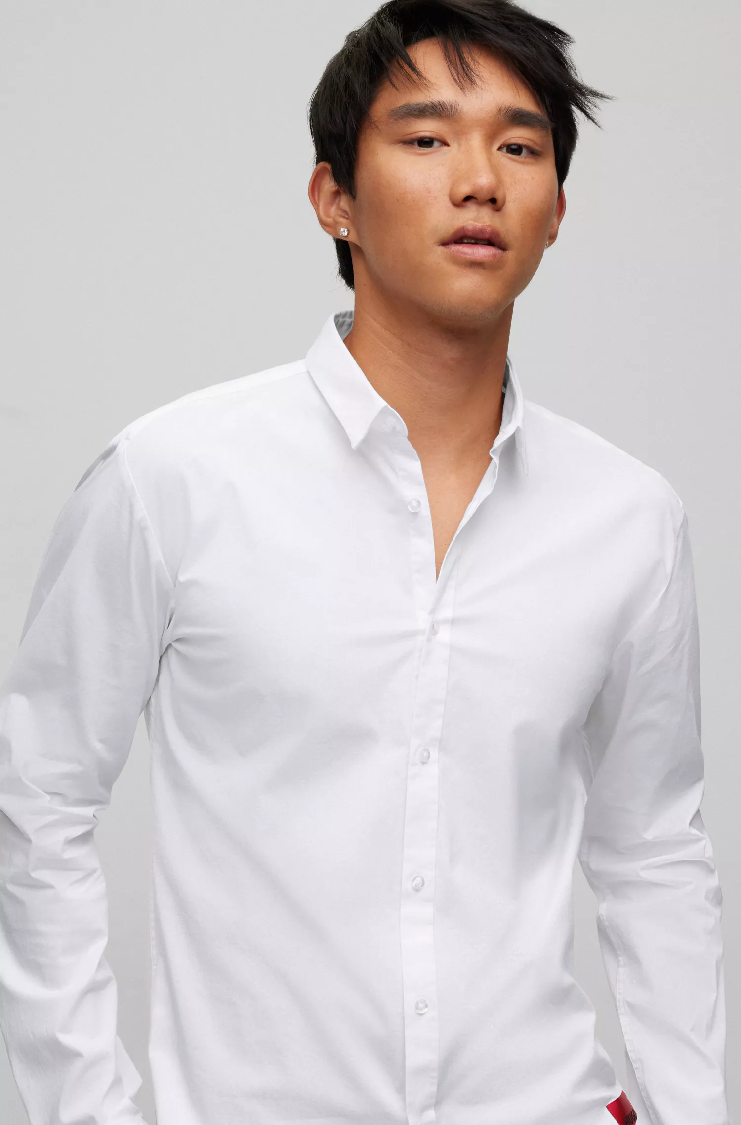 Camisa HUGO vermelha, extra slim fit, em lona de algodão stretch.