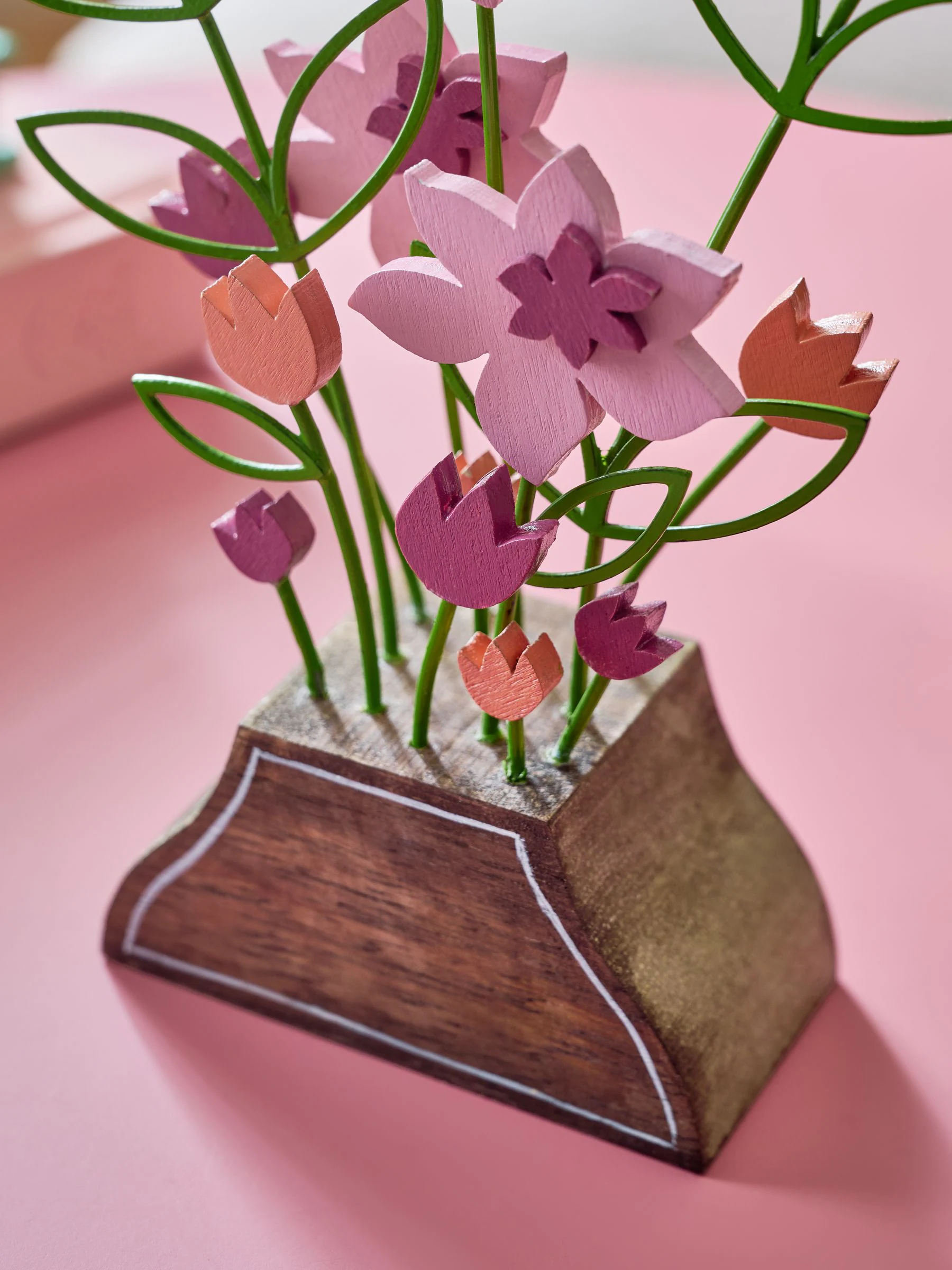 Wooden Floral Arrangement Wire Ornament