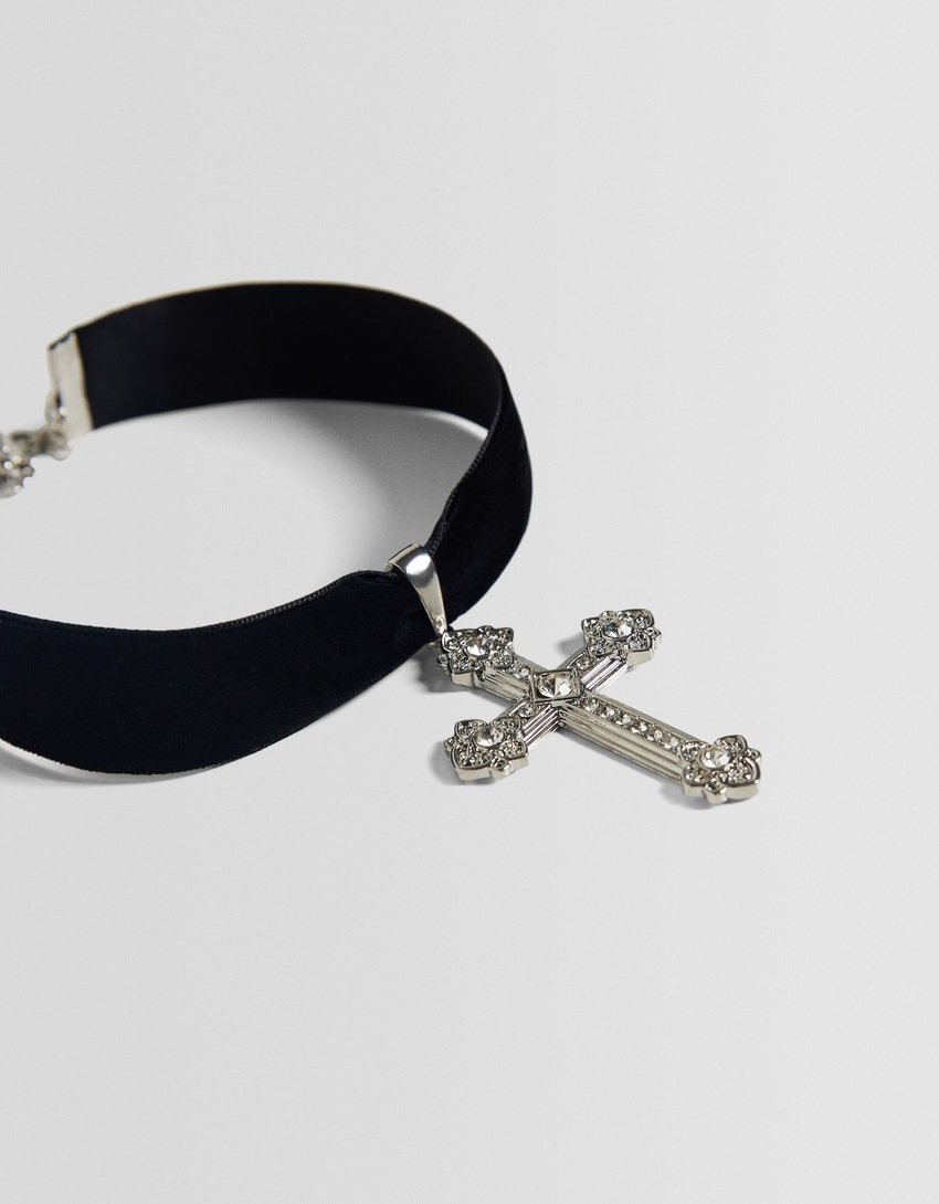Colar gargantilha com cruz de strass