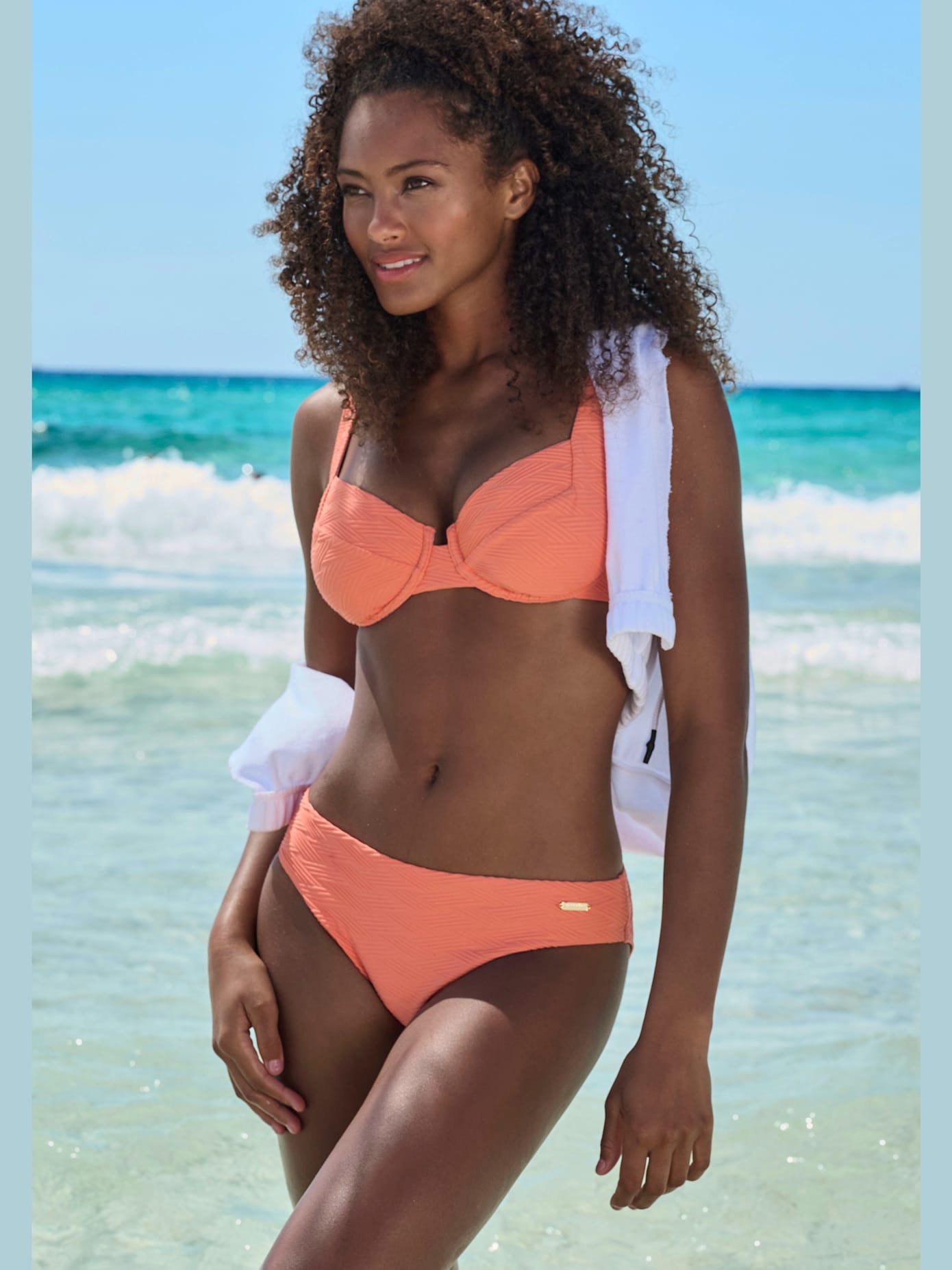 Haut de maillot de bain à armatures matière structurée aux couleurs tendances