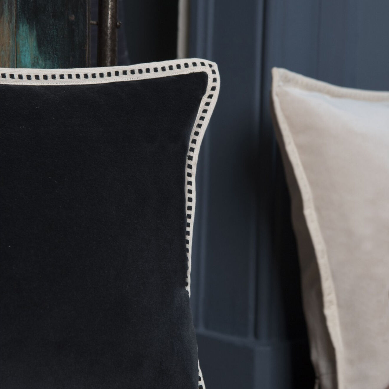 Febronie Housse de coussin velours Ella charbon