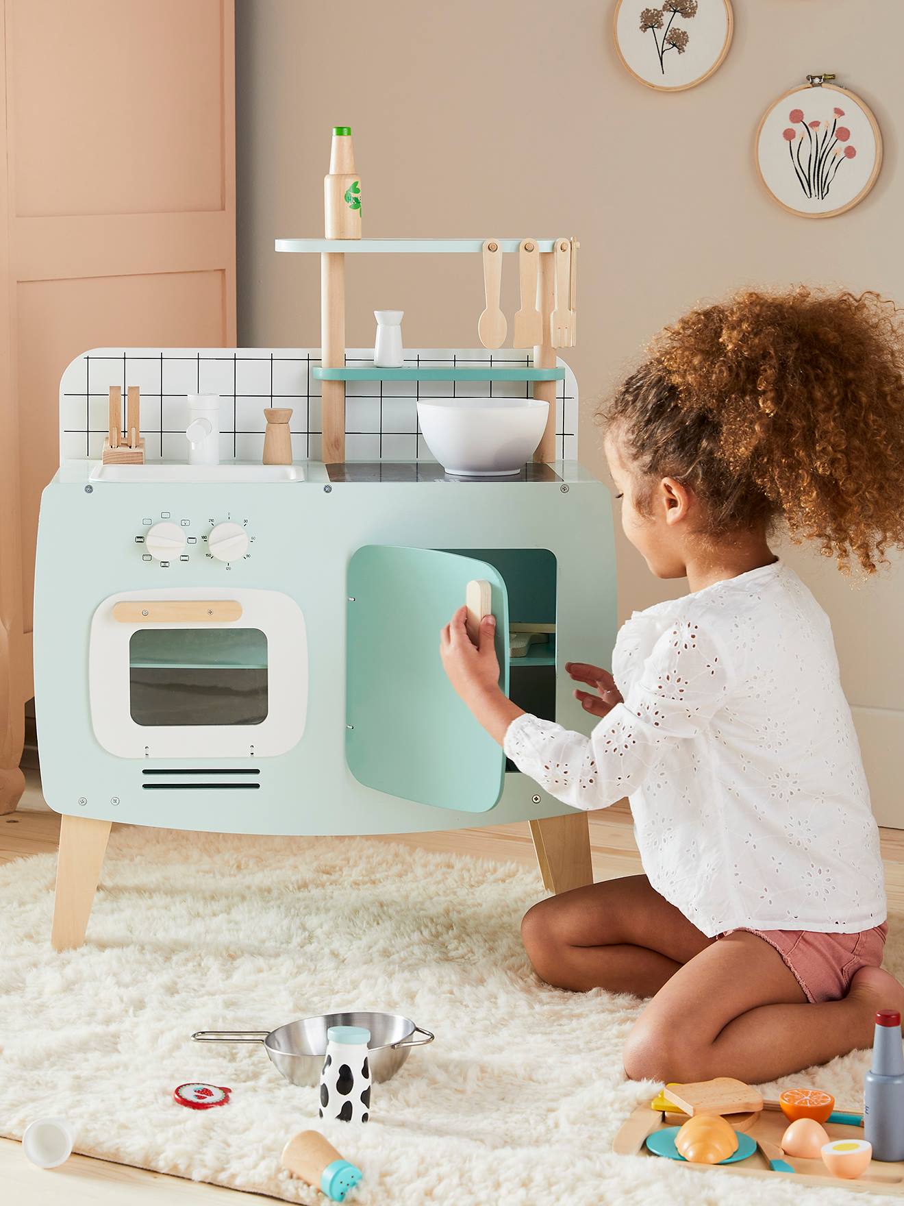 Cozinha de brinquedo de design, feita de madeira cor caramelo com certificação FSC®.