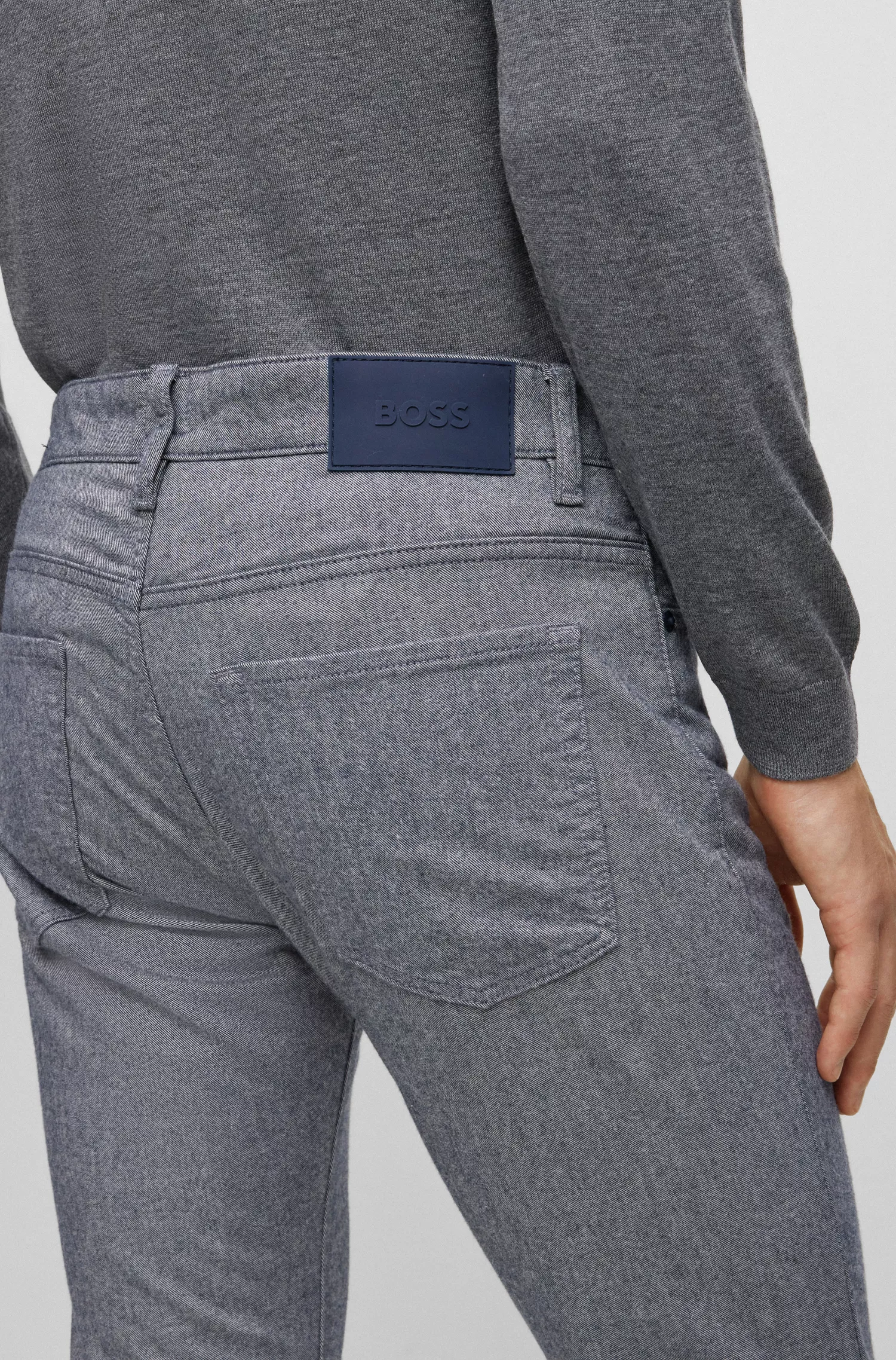 Calça jeans BOSS preta, corte slim, em sarja escovada bicolor.
