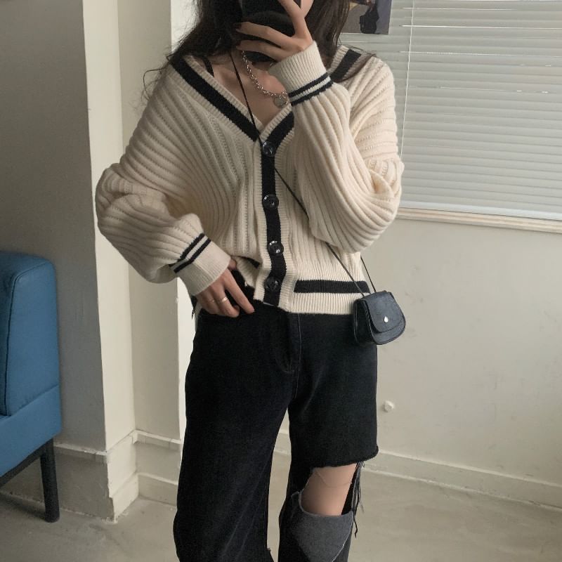 HYAKU - V-hals vest met contrasterende bies en knoopjes