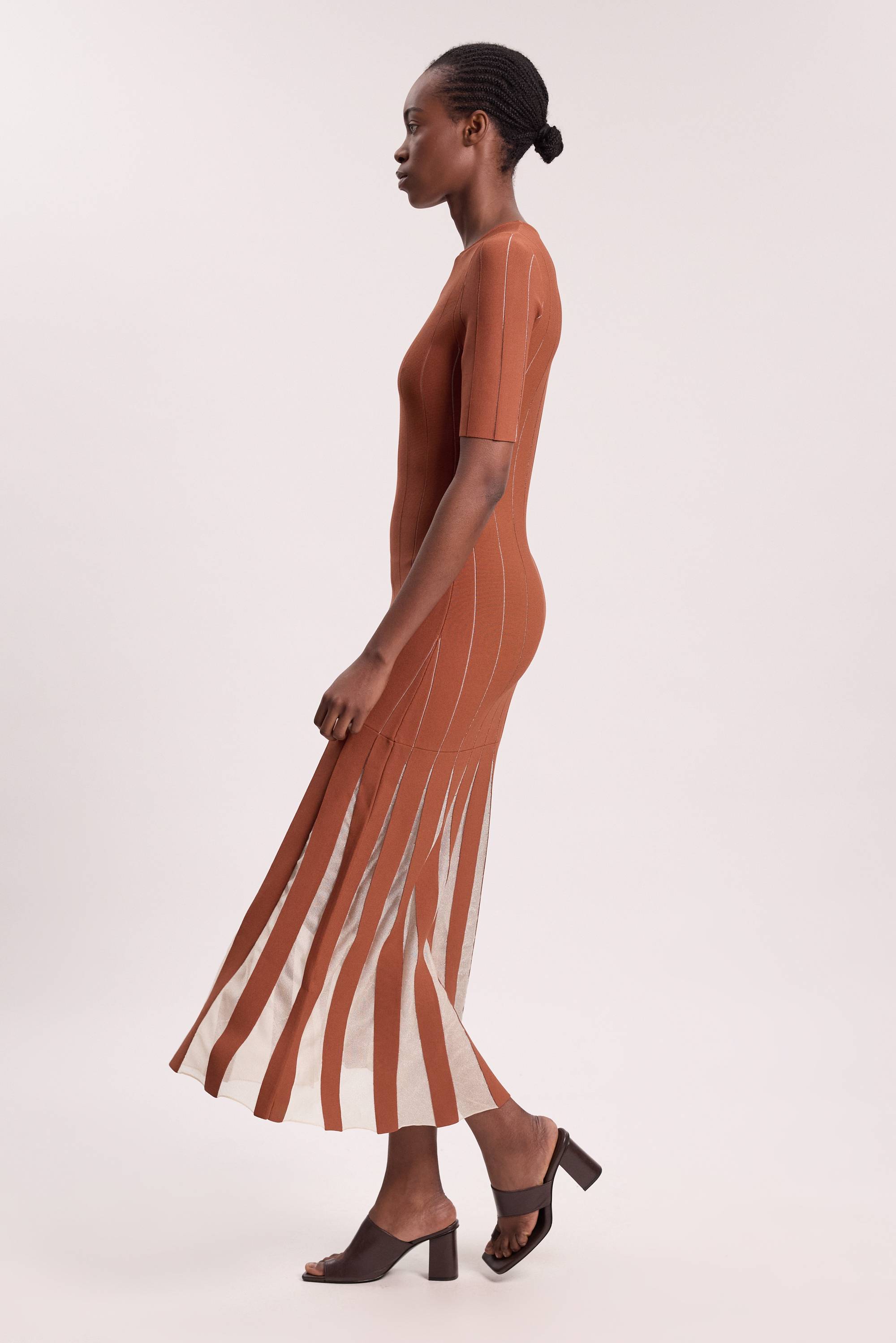 KarenMillen Robe Mi-Longue Tricotée à Manches Courtes et Jupe Évasée en Mélange de Viscose Petite Taille
