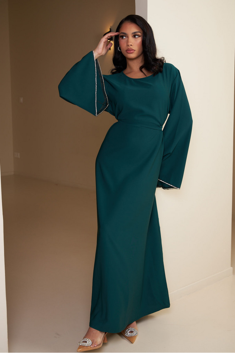 Robe bleu canard ceinturée à perle sur les manches