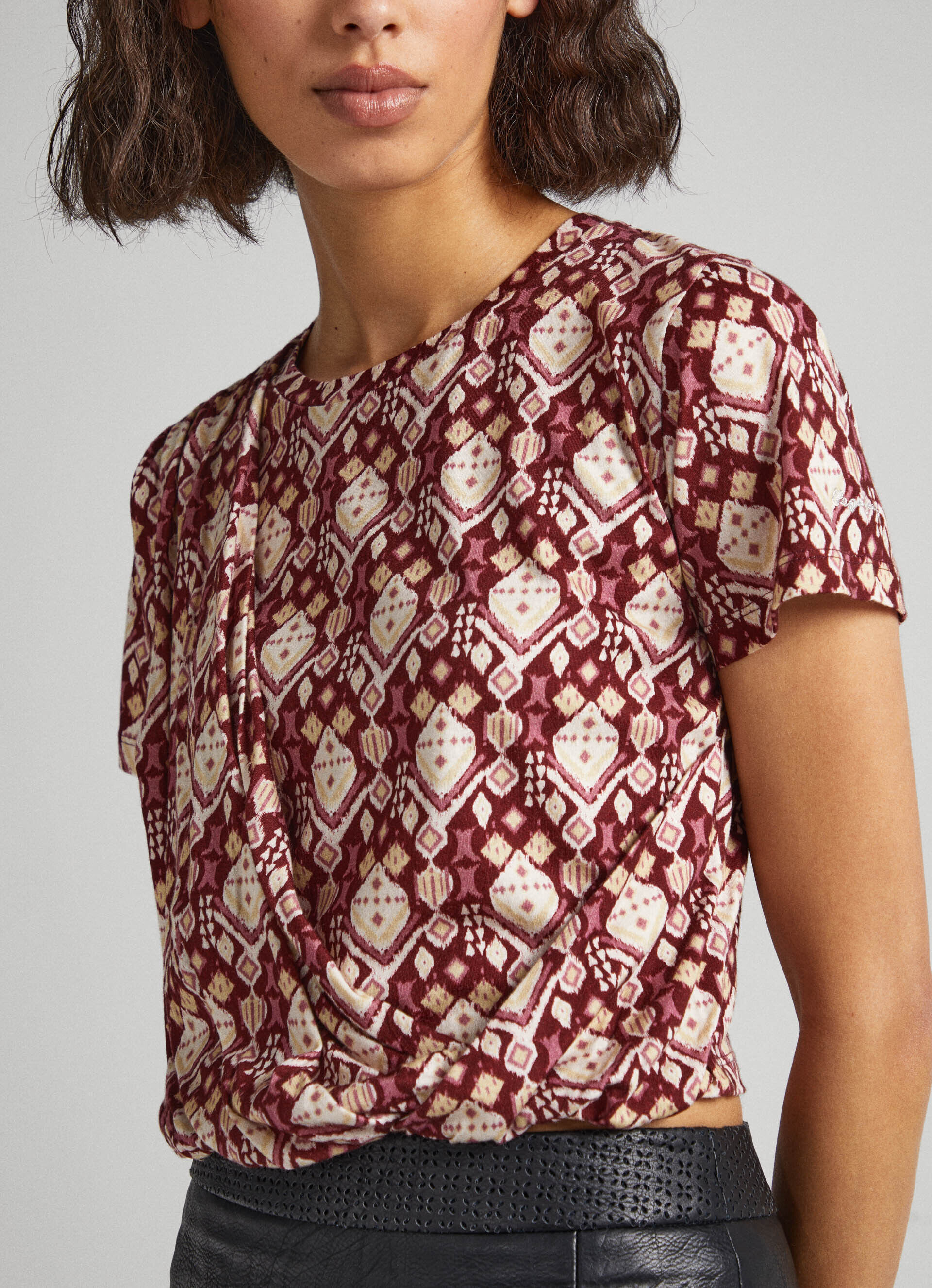 CAMISETA COM ESTAMPA GEOMÉTRICA - multicolorida