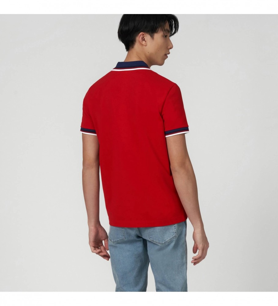Polo masculina Lacoste de corte regular em piqué de algodão elástico com gola vermelha contrastante.