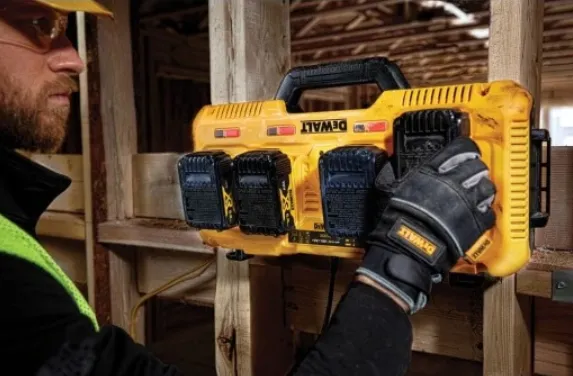 DeWALT DCB104-QW - Batterioplader - 4 x batterier lader op - 8 A - 4 output-stikforbindelser