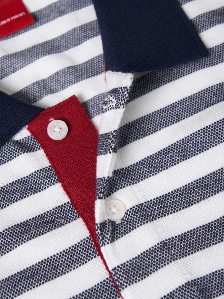 Polo de manga curta às riscas