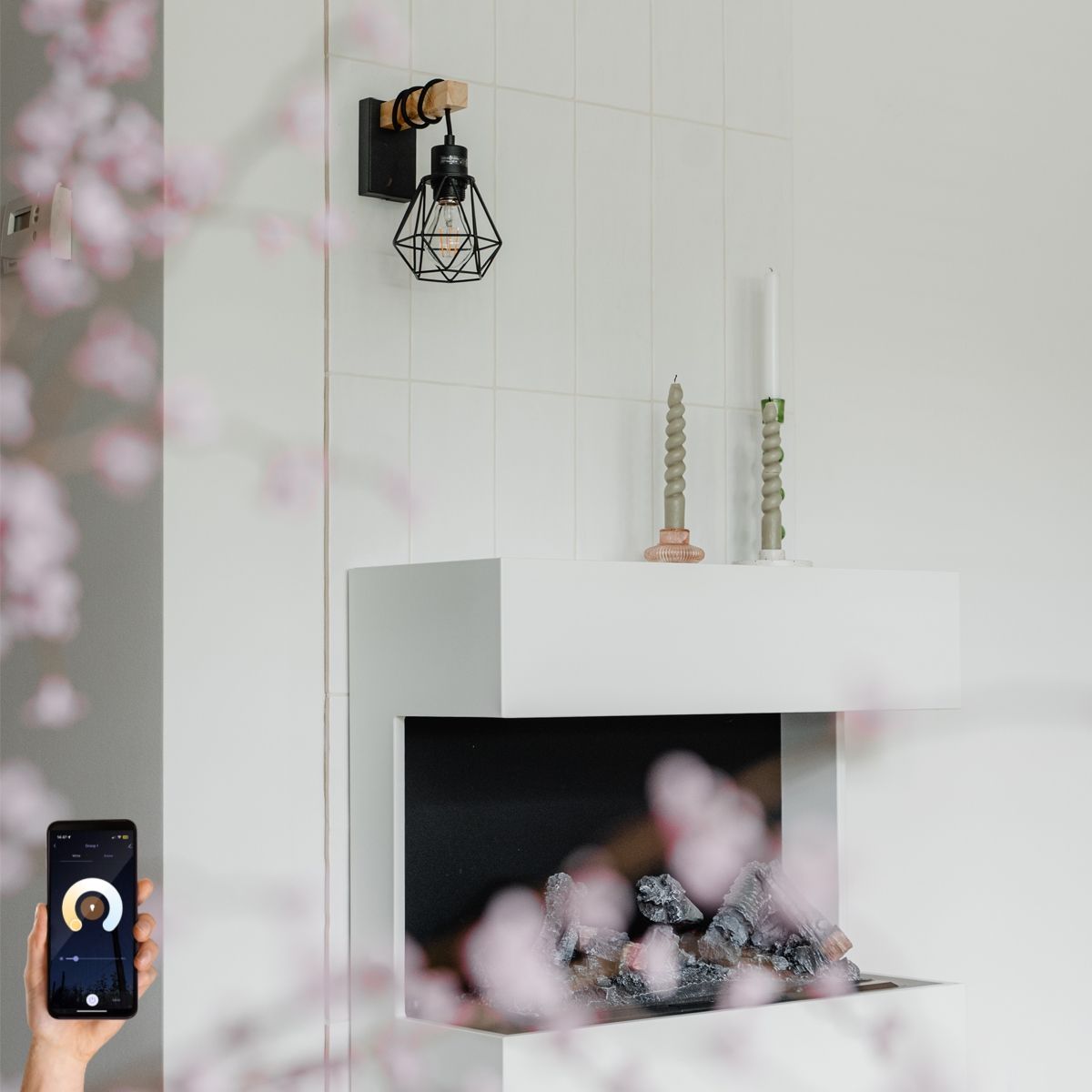 Smart wandlamp zwart met hout incl. Wifi A60 - Chon