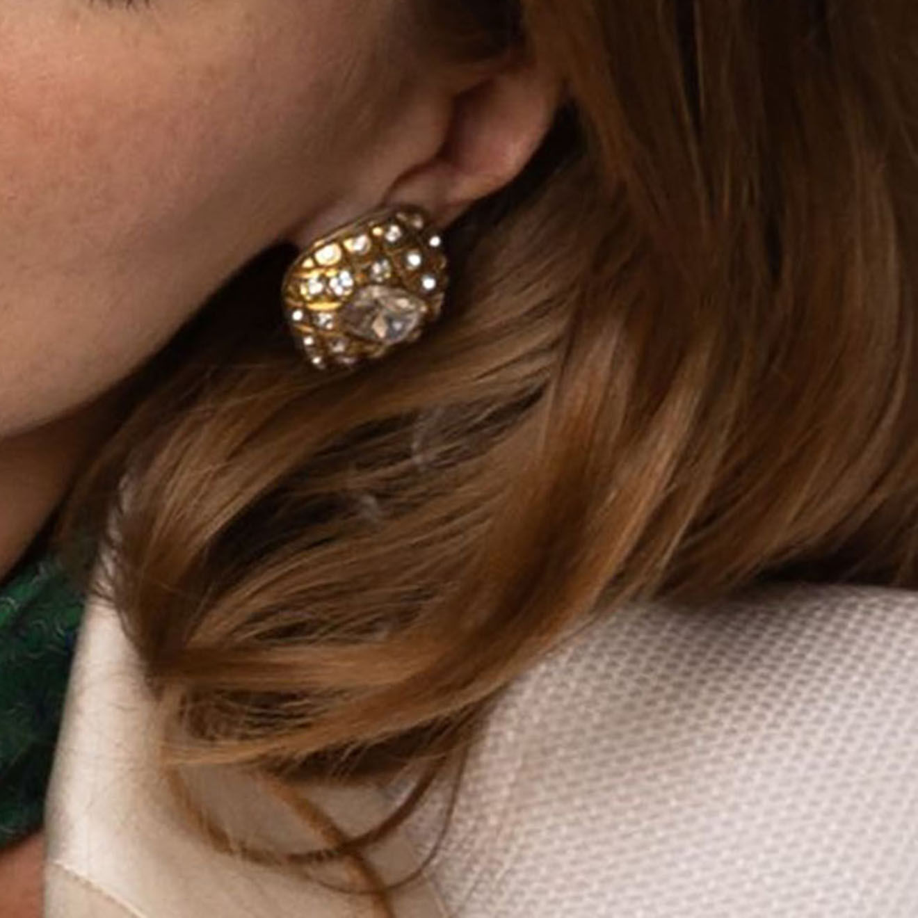 Chanel Boucles d'oreilles à clips Strass en Laiton dorées - Très bon état