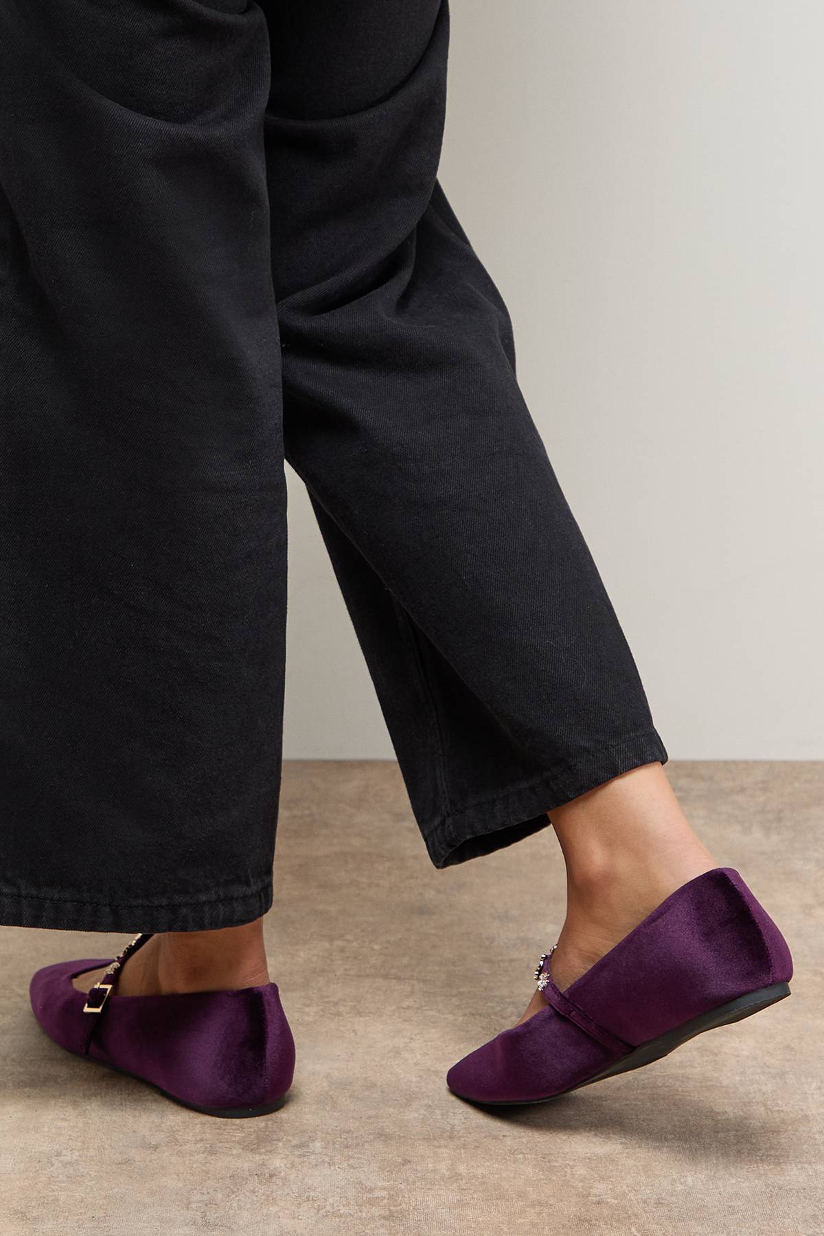 Oasis Ballerine Mary Jane Jem en Velours avec Détail Broche Fleur