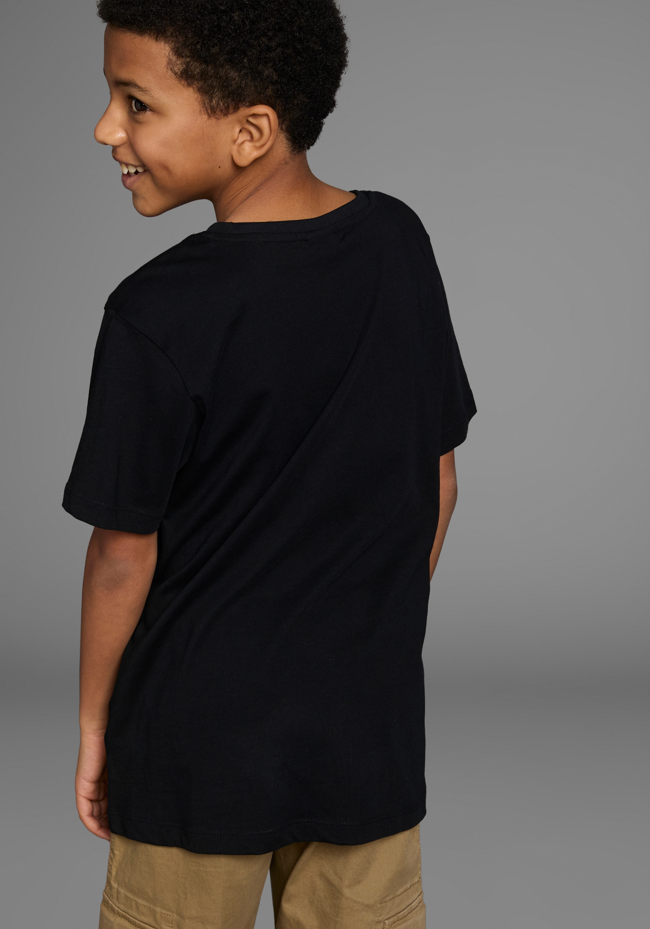 KIDSWORLD T-Shirt »Mit lässigem FUSSBALLER - Druck«, Kurzarm,  Basic-Passform,  mit stylischem Druck,  Rundhalsausschnitt