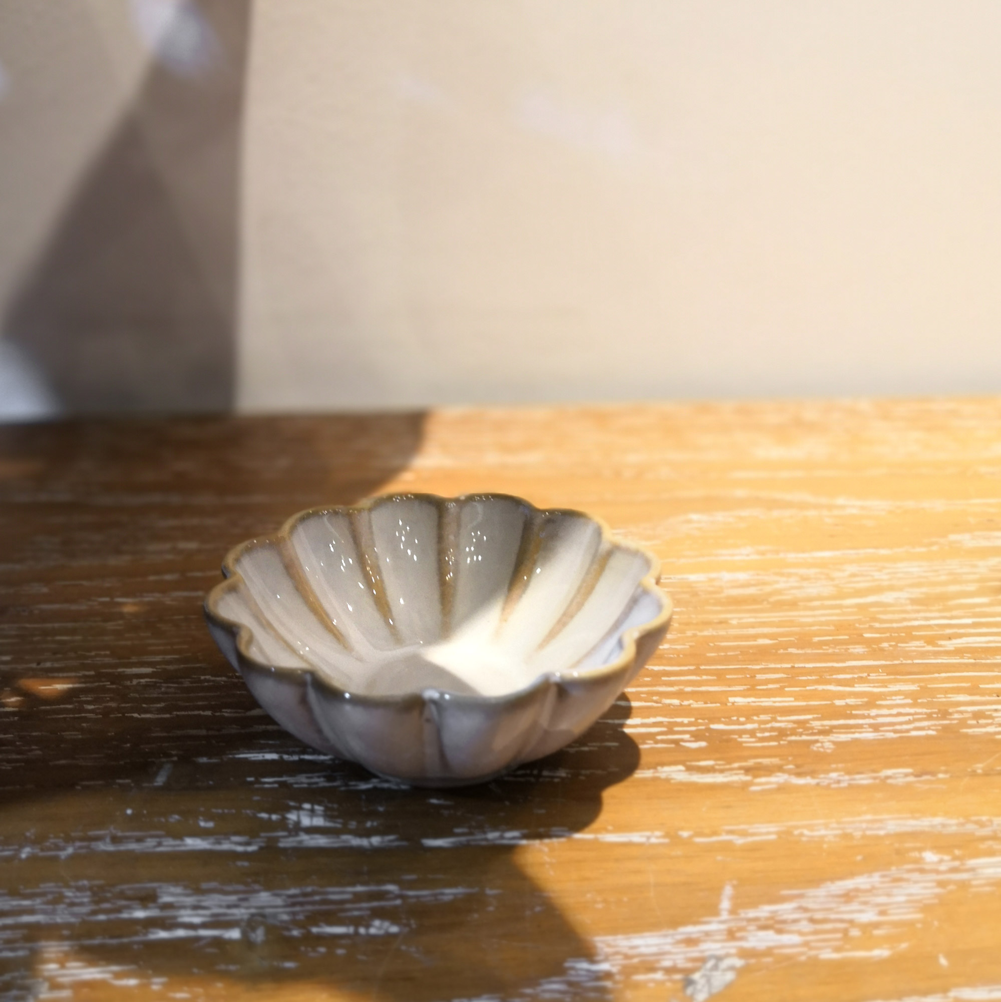 Keramikschale 'Blume', altweiß, beige, Ø 9 cm, H 3,5 cm zu 5,50