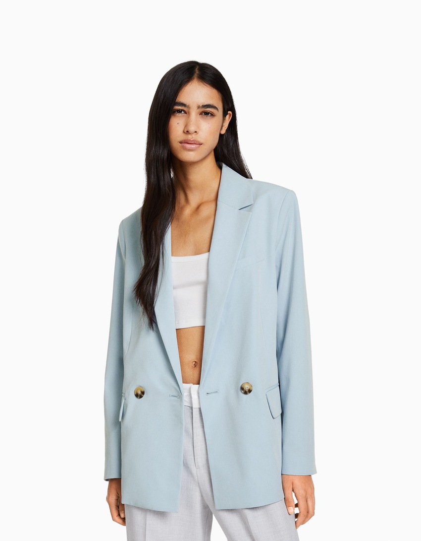 Blazer feminino de corte regular e abotoamento duplo.