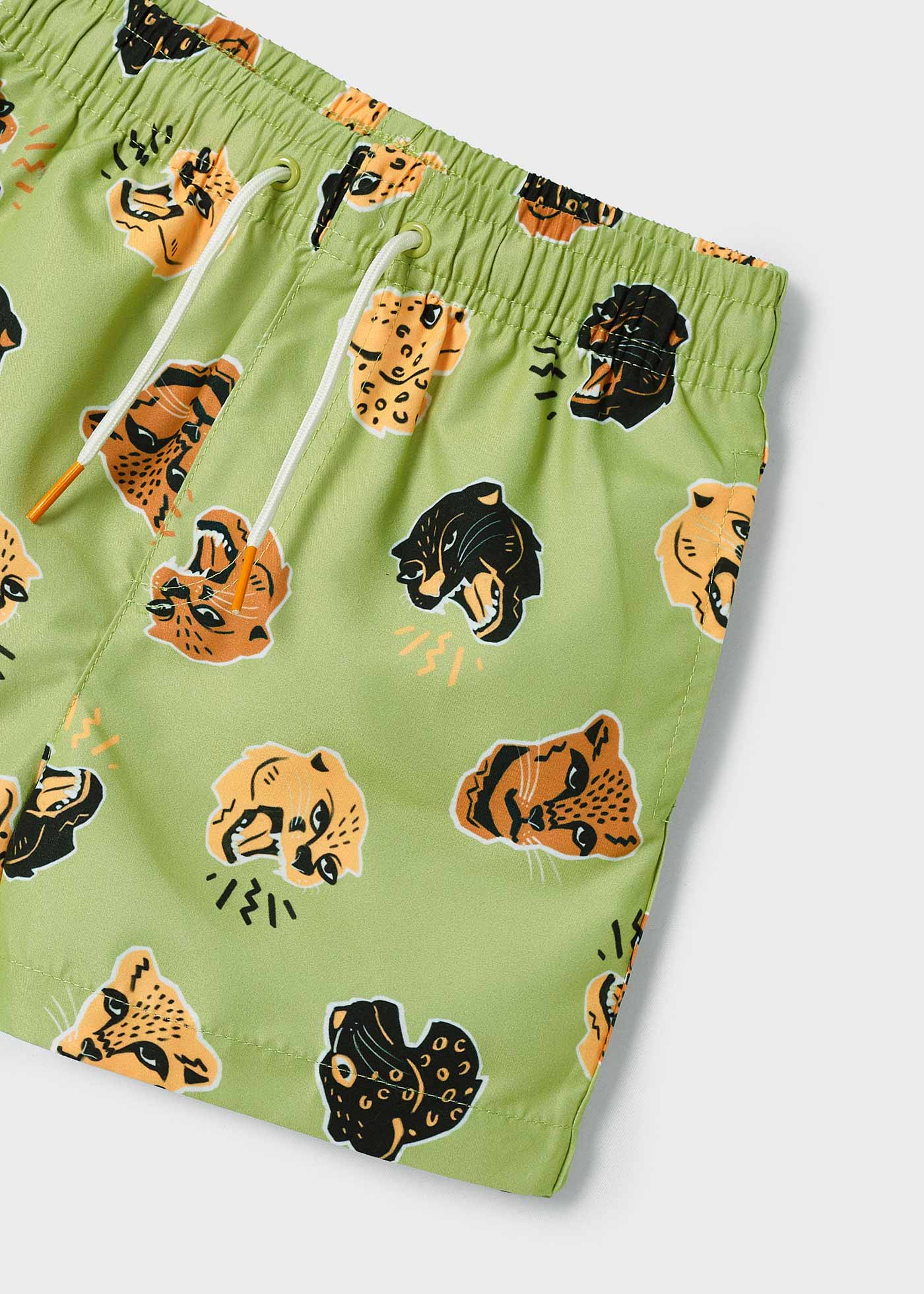 Calção de banho infantil com estampa animal e detalhes em aloe vera, em poliéster reciclado.