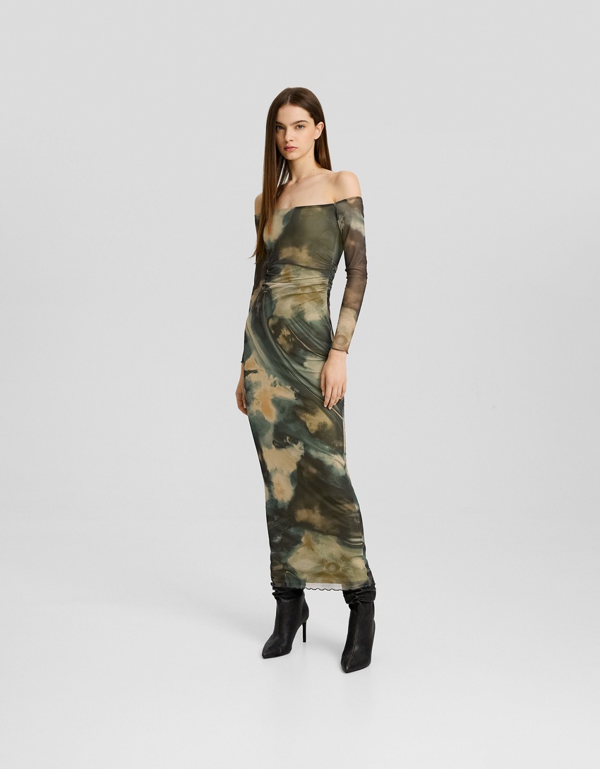 Vestido longo com estampa tie-dye e mangas compridas.