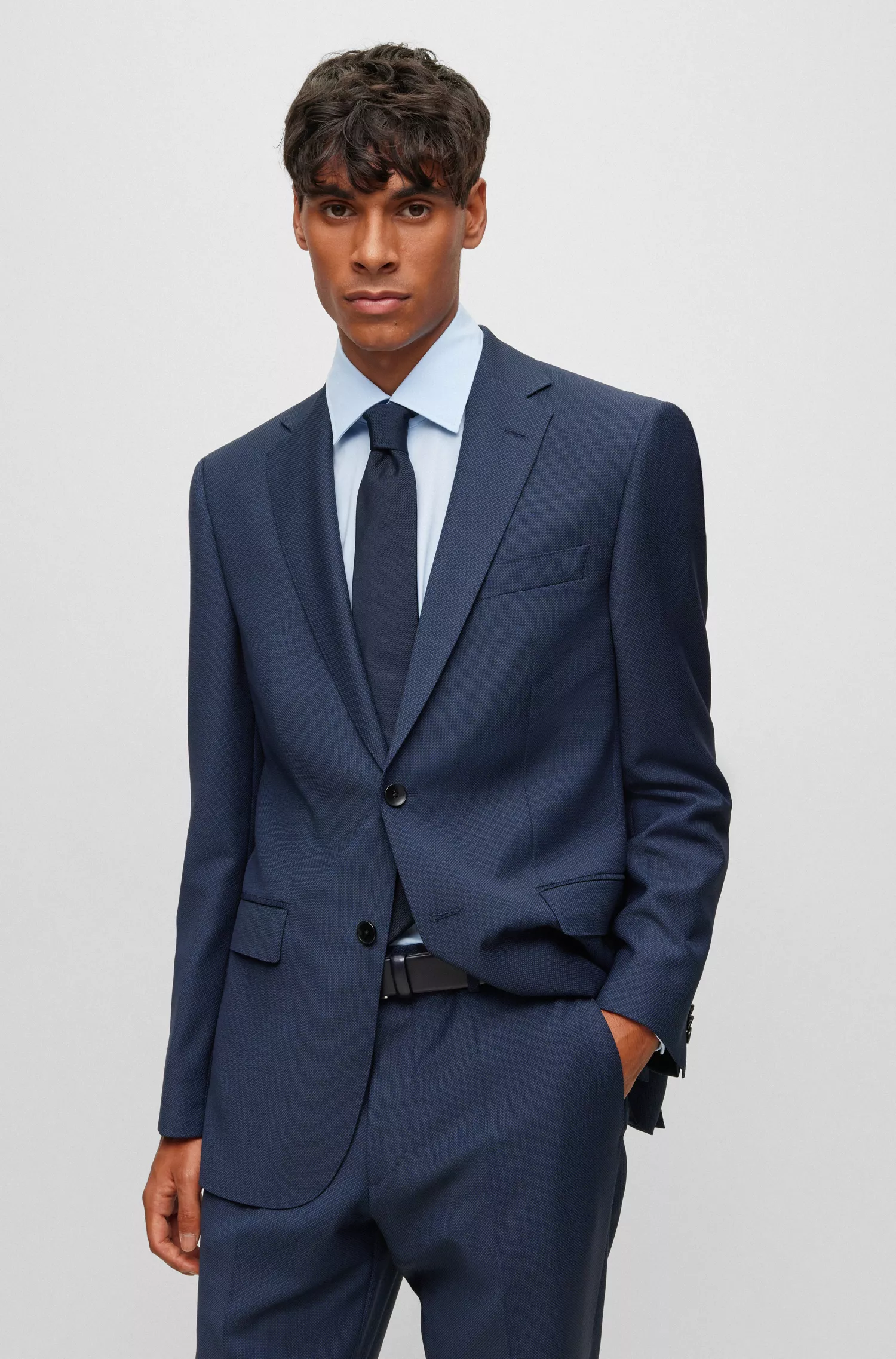 Terno BOSS preto, corte regular, em tecido elástico com microestampa.