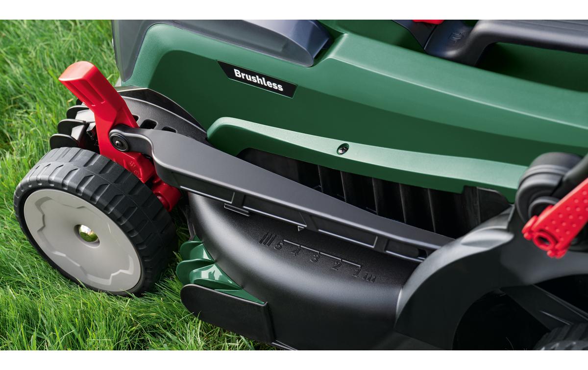 Akku-Rasenmäher UniversalRotak 2x18V-37-550 Kit (2 x 4.0Ah)<br>Kraftvolles Mähen und bequeme Grasschnittsammlung für mittelgrosse bis grössere Rasenflächen