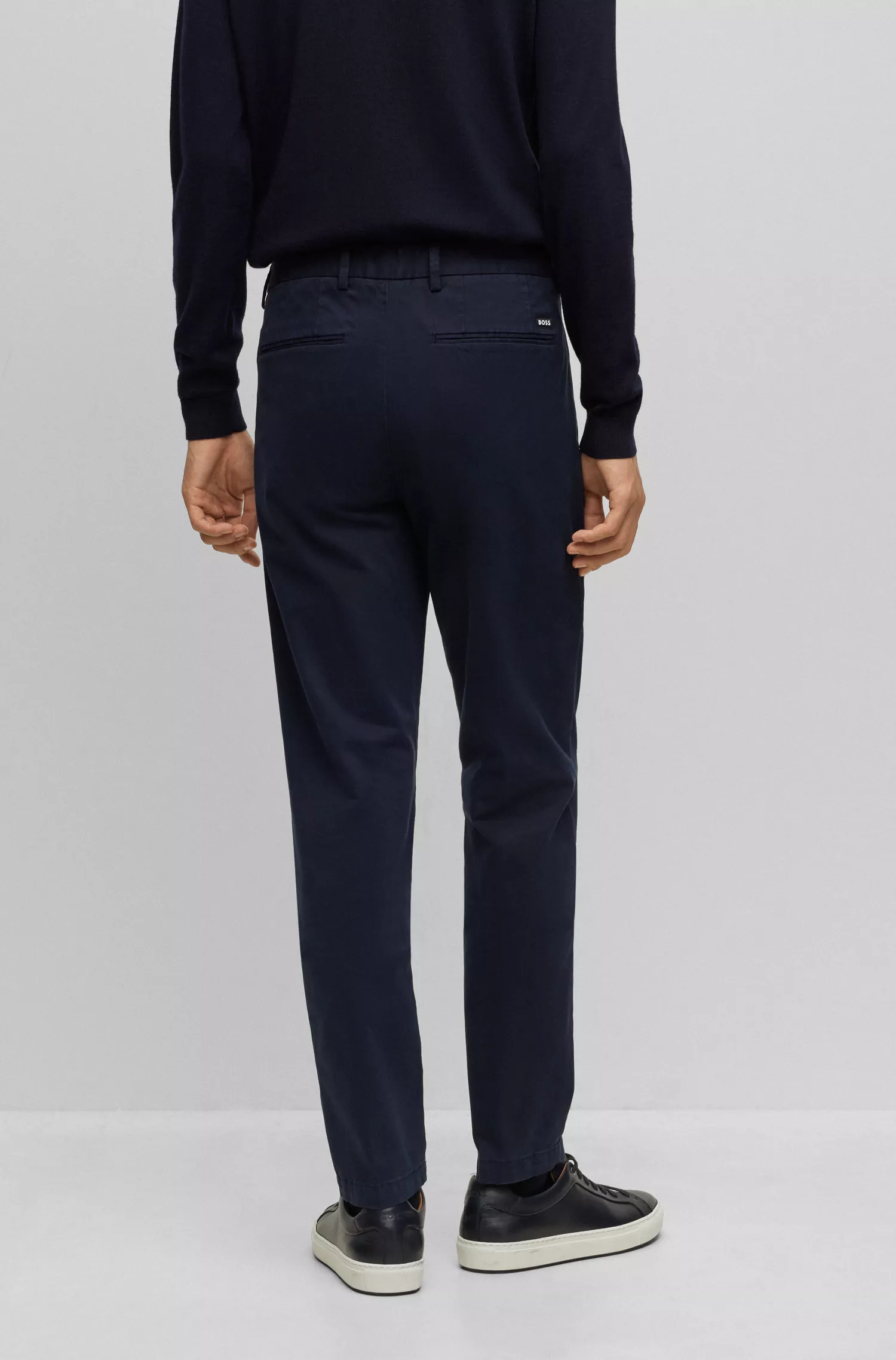 Calça chino BOSS preta, corte slim, em gabardine de algodão elástico.
