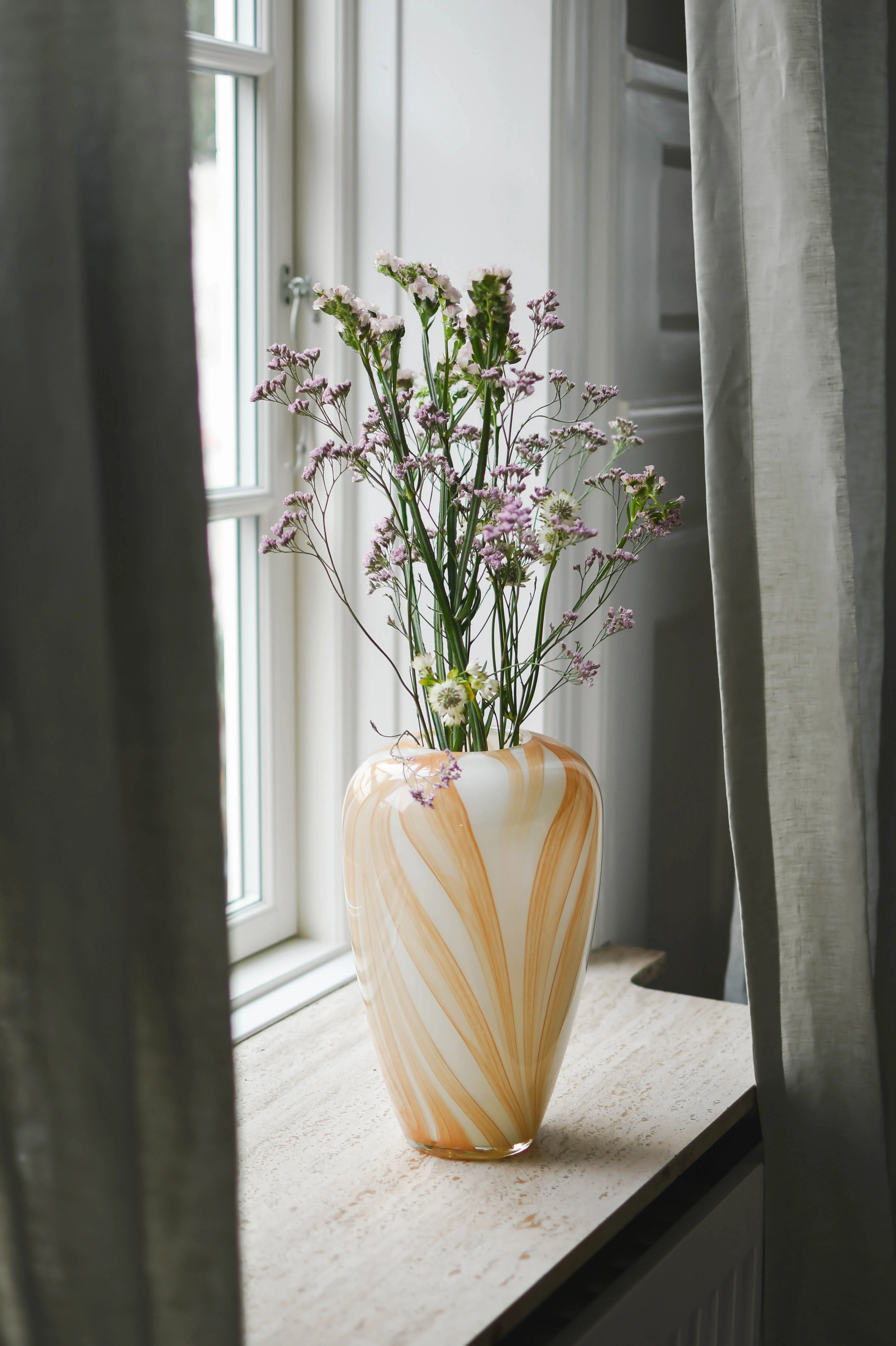 Bahne Interior  Vase med brede striber, amber/hvid - H32,5 cm.