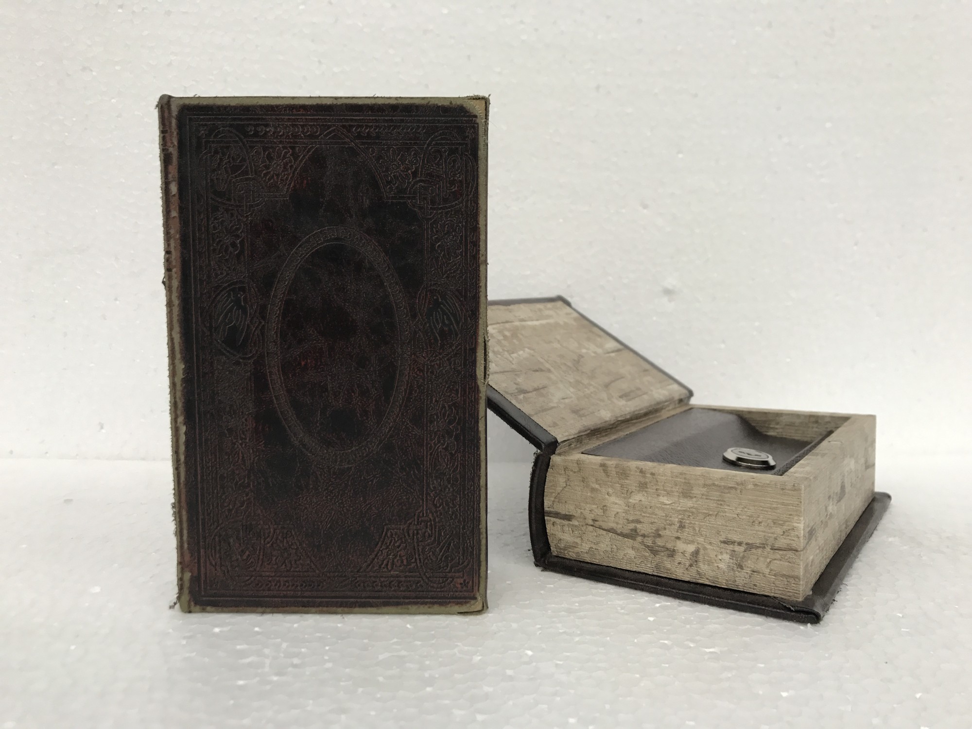 Buchhülle 'Verzierungen' mit Schließfach, T 5 cm, B 11 cm, H 17 cm von fischer's lagerhaus