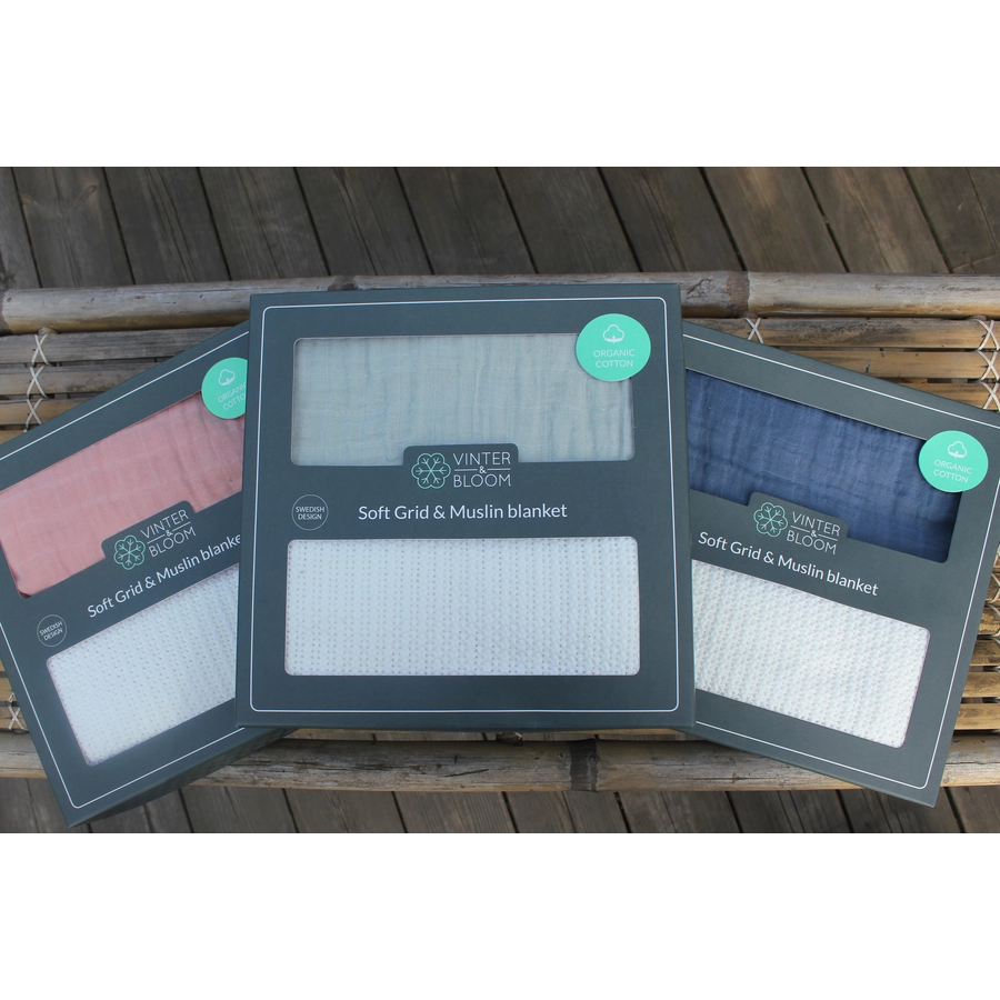 VINTER&BLOOM Geschenkset Kuscheldecke Soft Grid & Musselindecke Bright WhiteStorm Blue