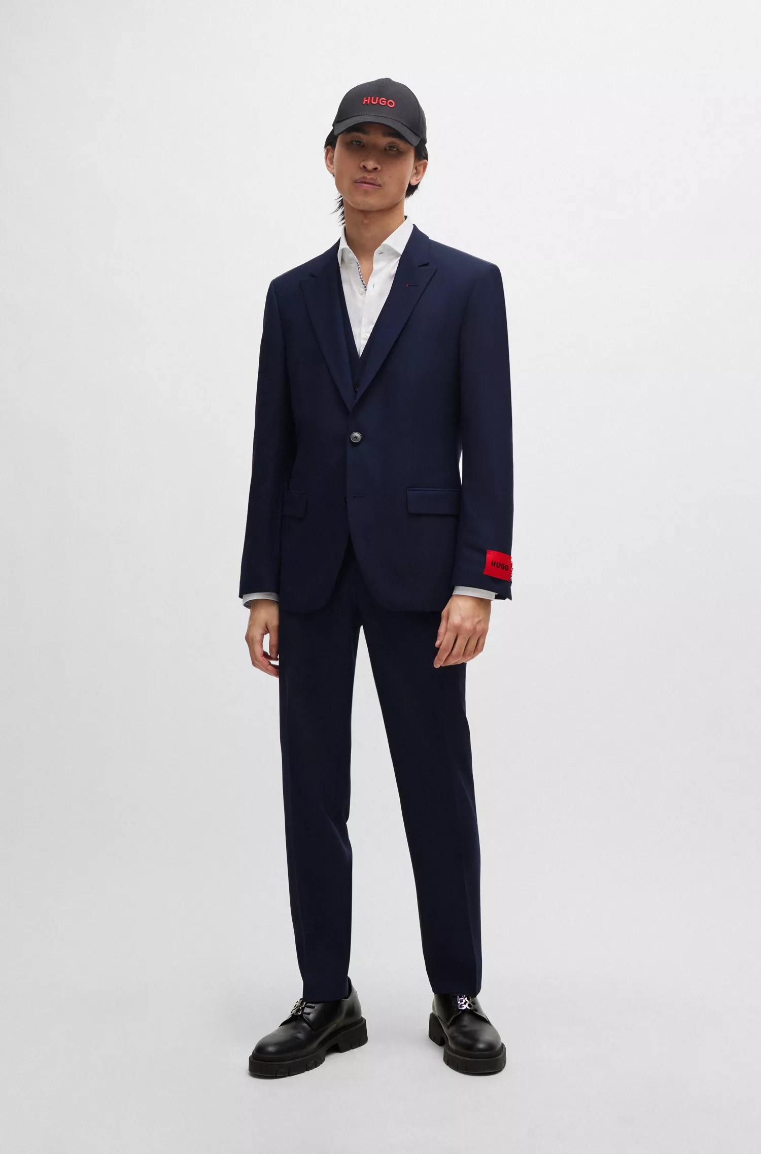 Terno HUGO vermelho de três peças, corte slim, em tecido elástico de alta performance.