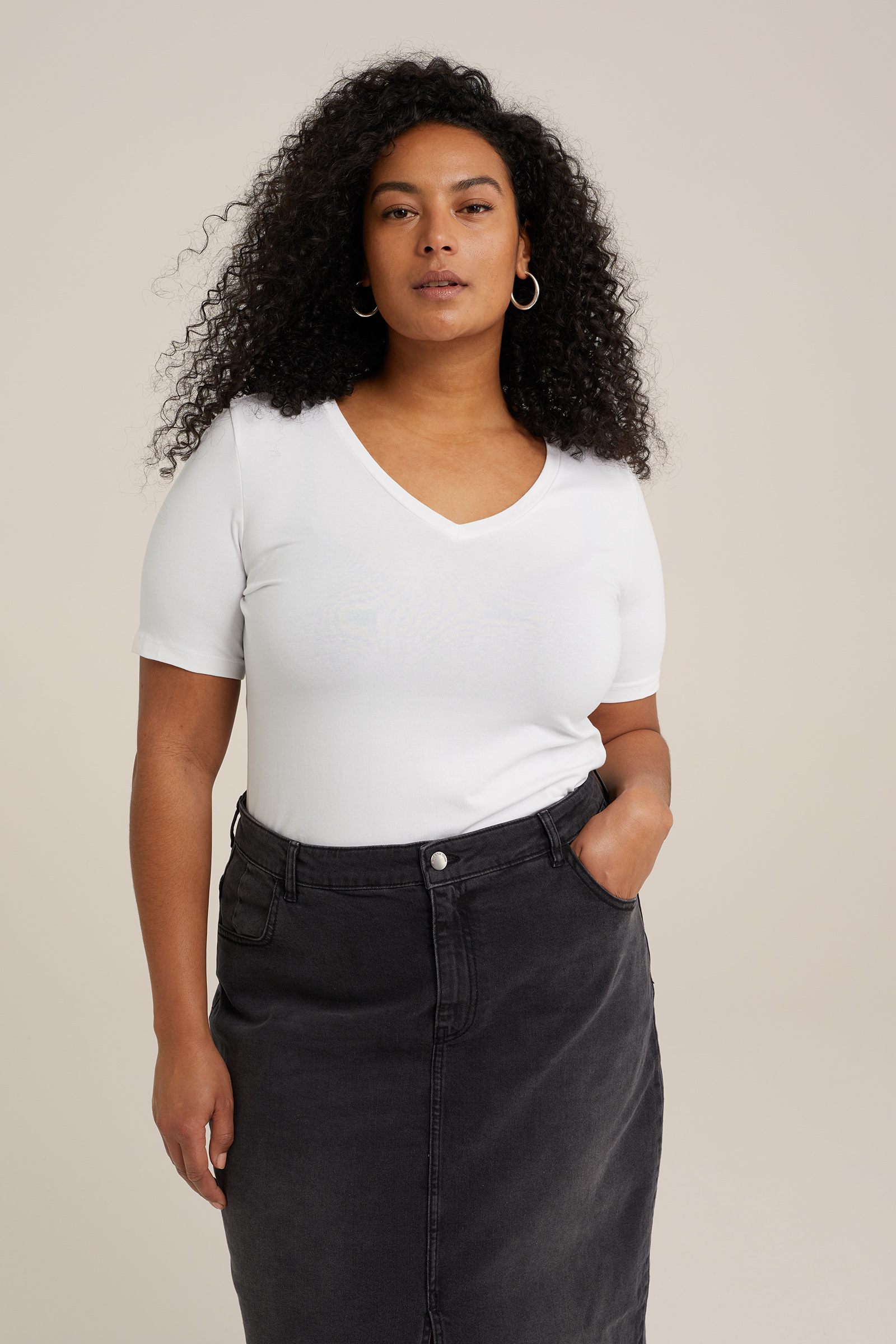 T-shirt met V-hals - Curve WE Fashion Wit