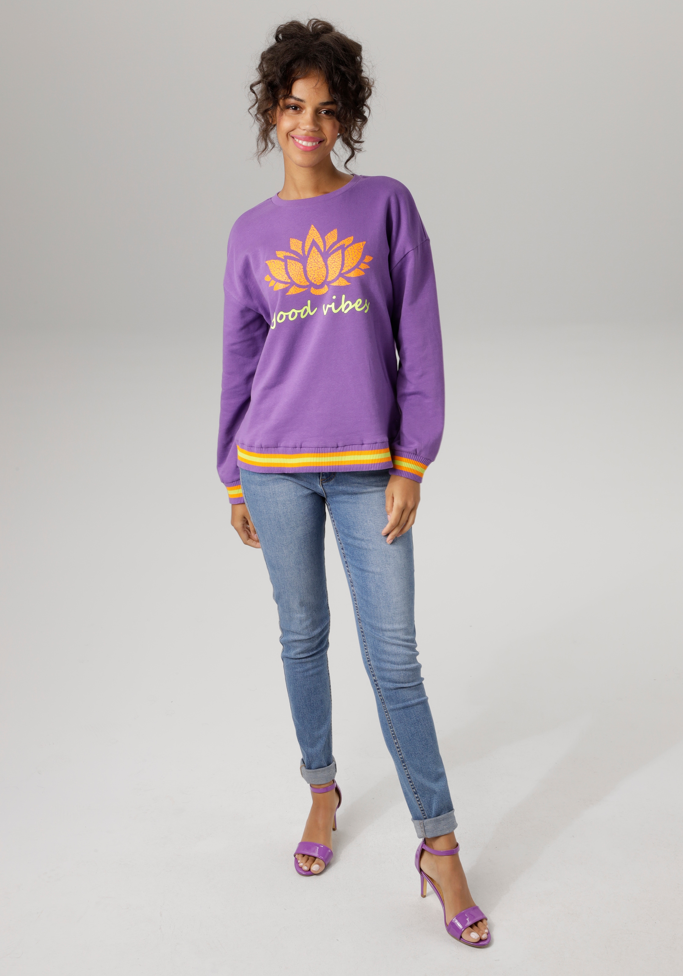 Aniston CASUAL Sweatshirt , Frontdruck mit abstrakter Seerose und Schriftzug