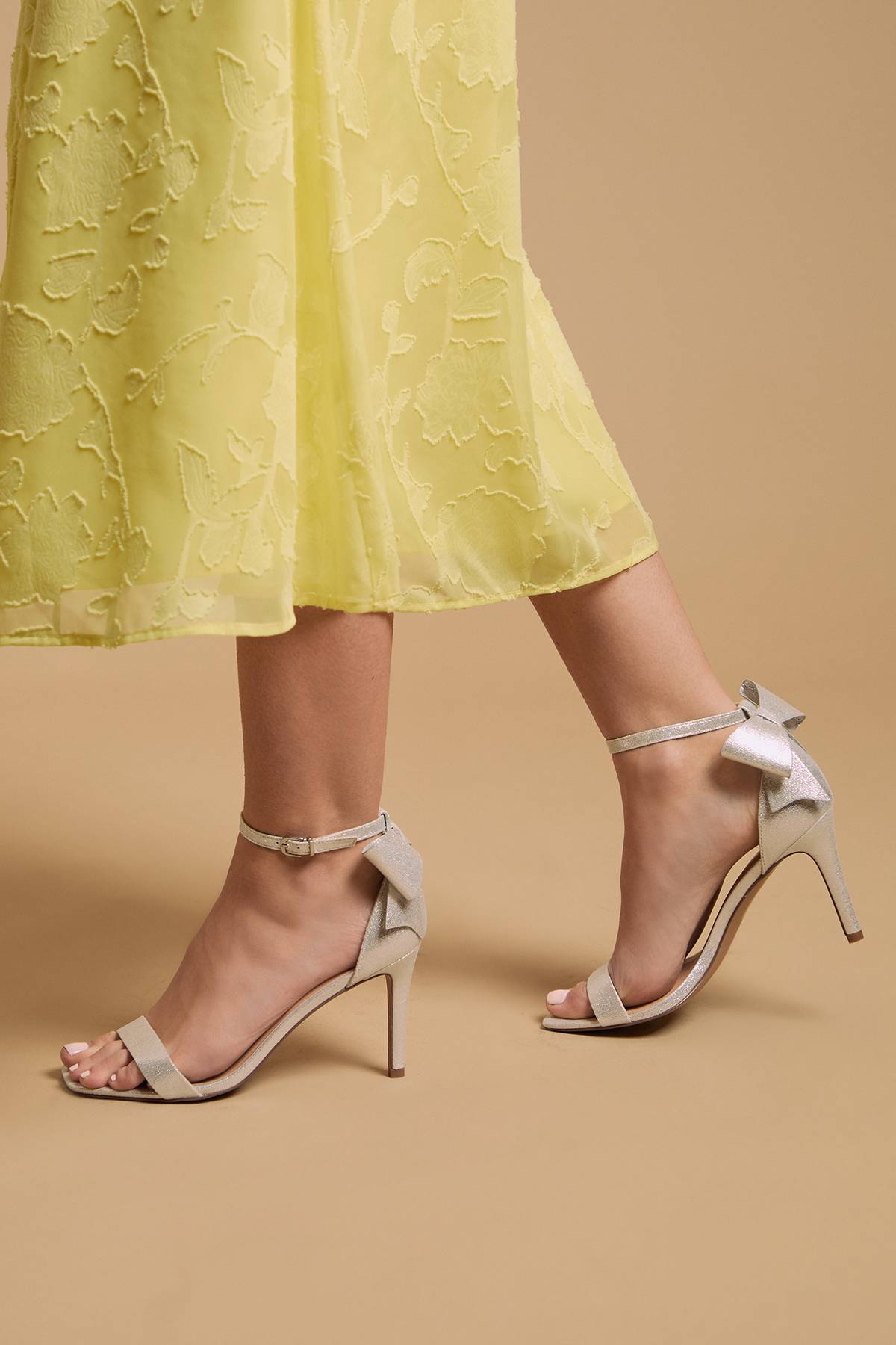 Oasis Sandales à Talons Aiguilles Dovile en Textile Métallisé Satiné avec Nœud au Dos