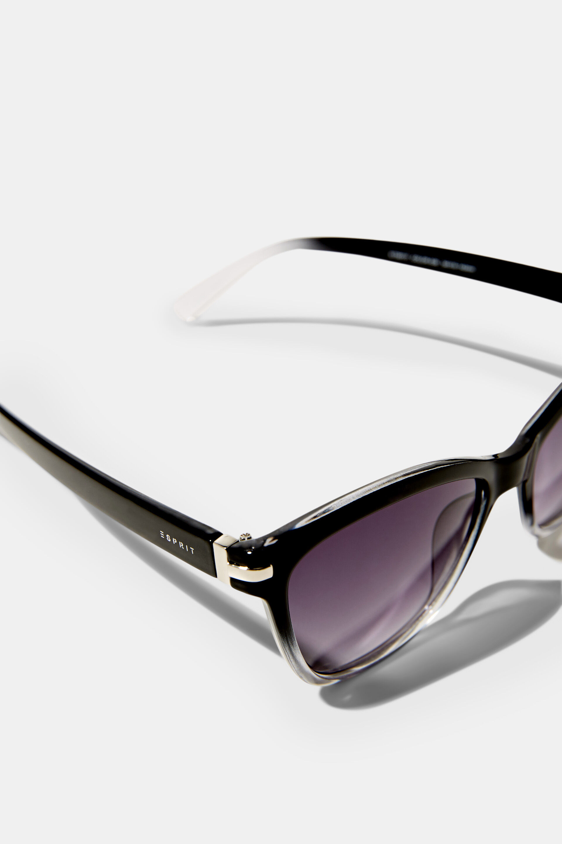 Lunettes de soleil, détails métalliques