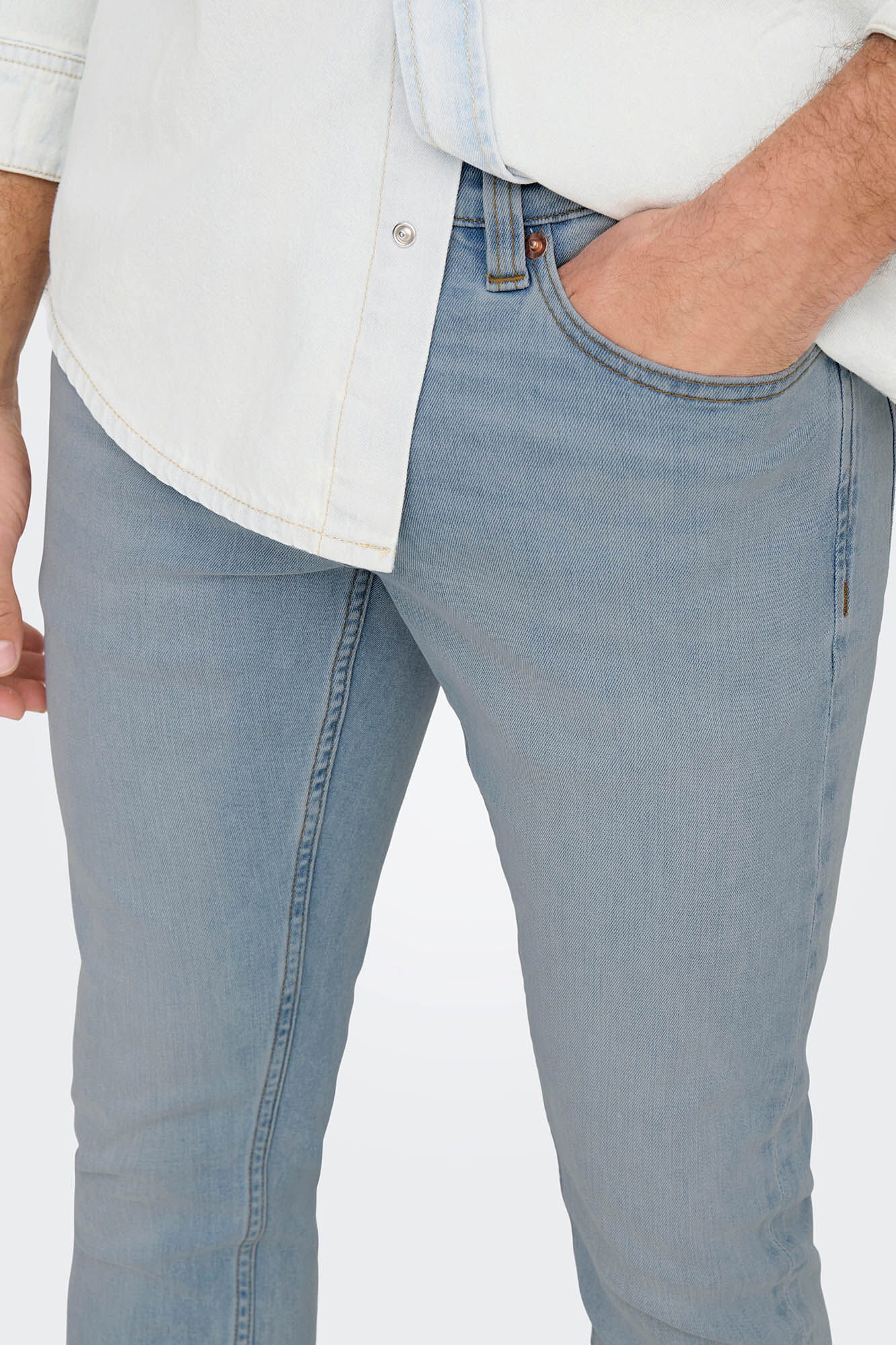 calça jeans de corte justo