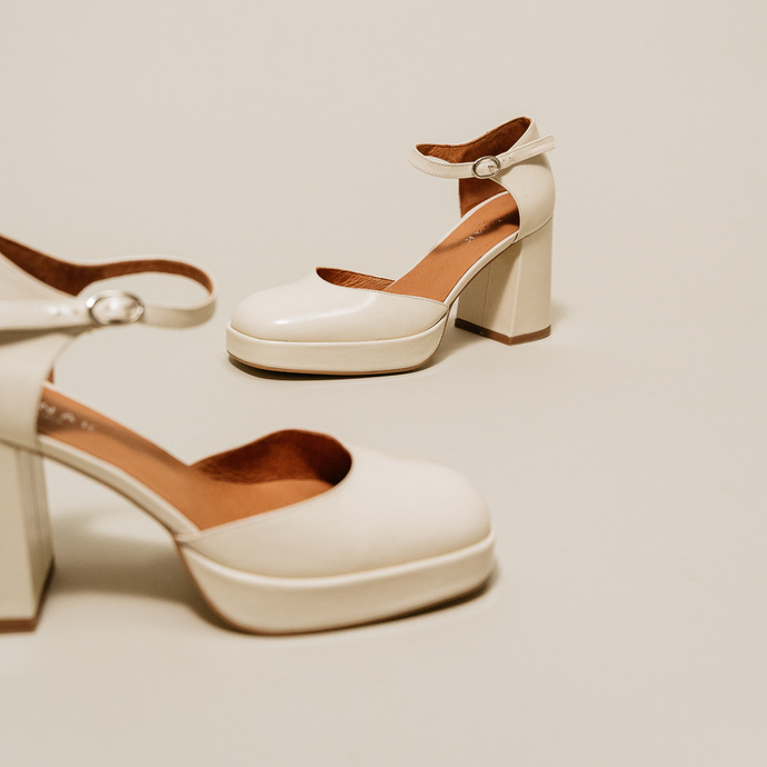 Babies à talons et bouts carrés  en cuir brillant écru