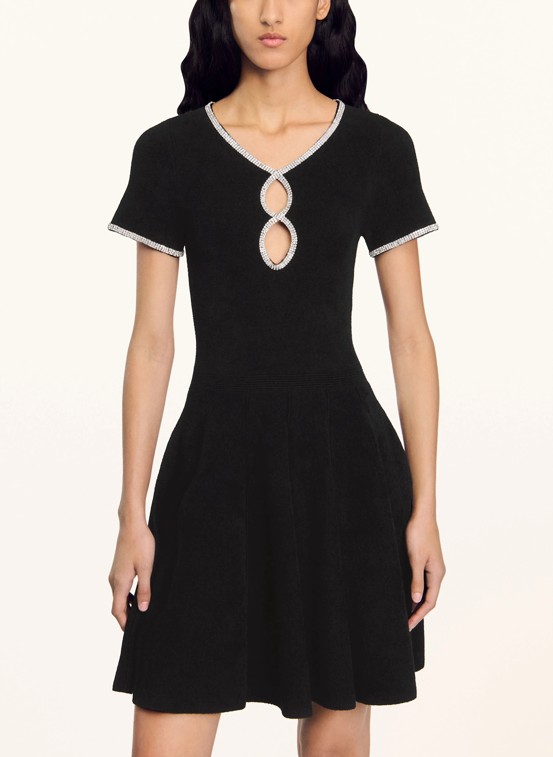 SANDRO Kleid mit Schmucksteinen und Cut-outs