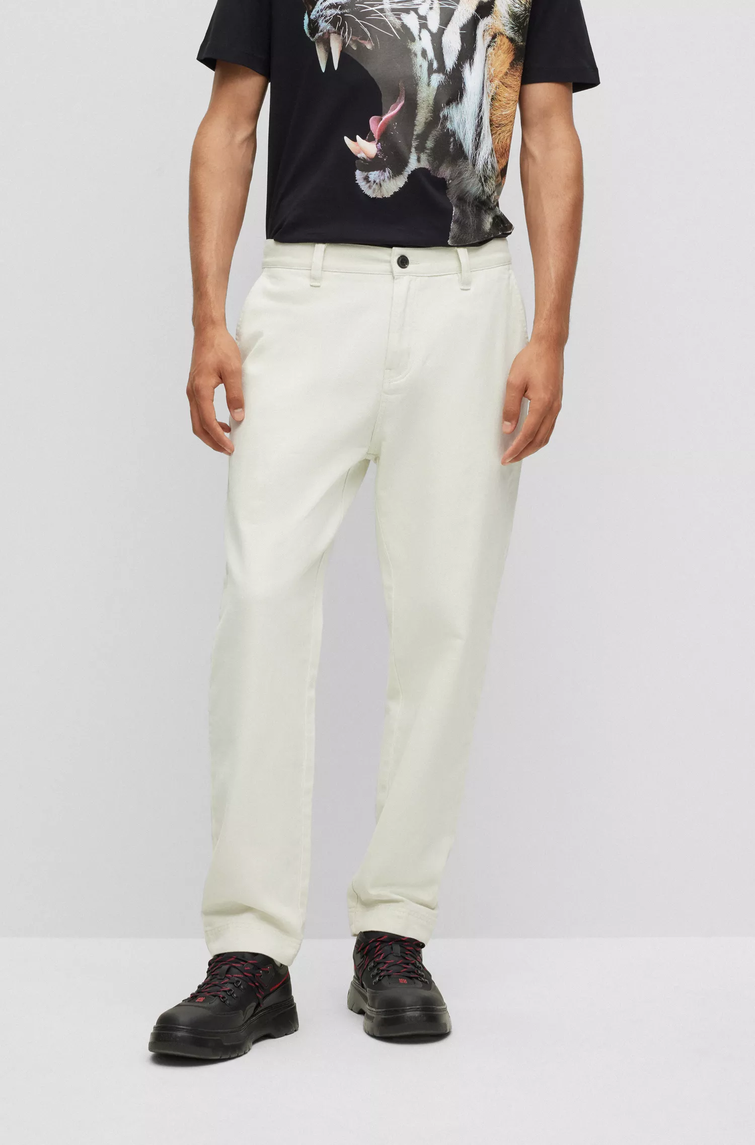 Calça chino HUGO vermelha, corte afunilado, em gabardine de algodão.